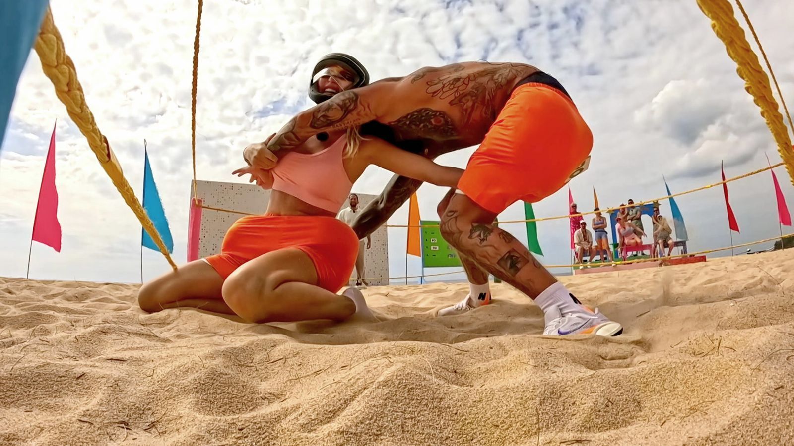 Beim Safety-Spiel ist voller Körpereinsatz gefragt.  (Bild: RTLZWEI)