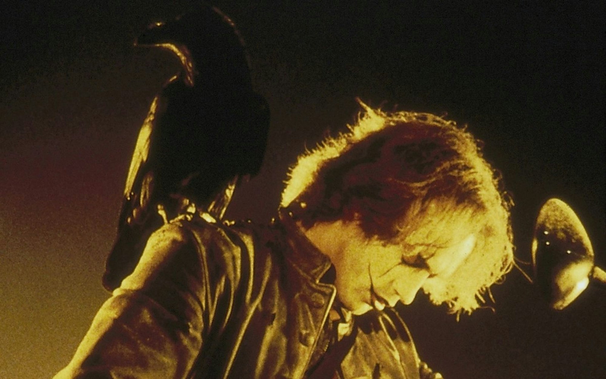 Eric Draven (Brandon Lee), ein charismatischer Rebell, ist von den Toten wieder auferstanden, um den Mord an seiner Lebensgefährtin zu rächen. (Bild: Dimension Films)