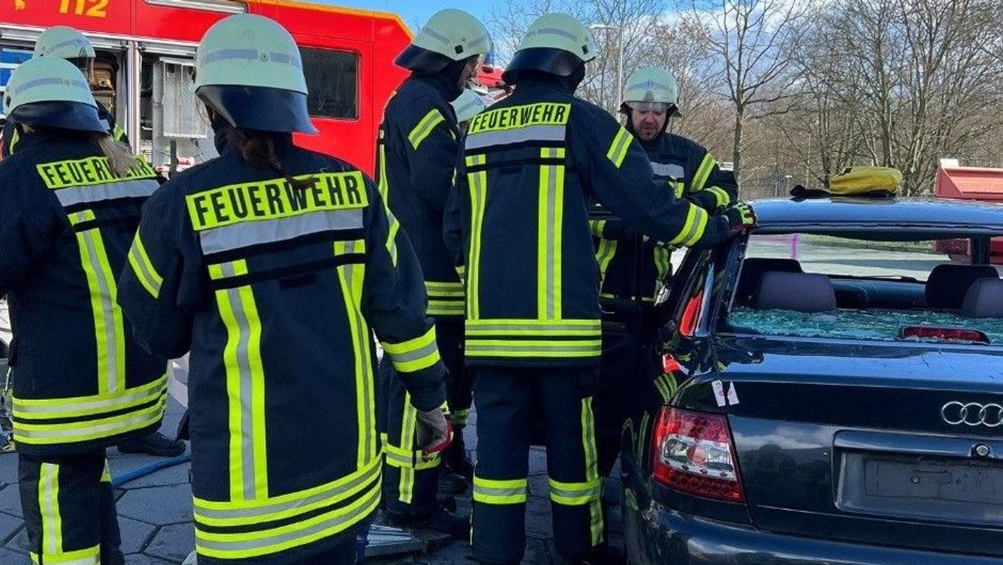 Einsatzkräfte der Feuerwehr Leverkusen bei einem Einsatz auf der Autobahn (Symbolfoto).
