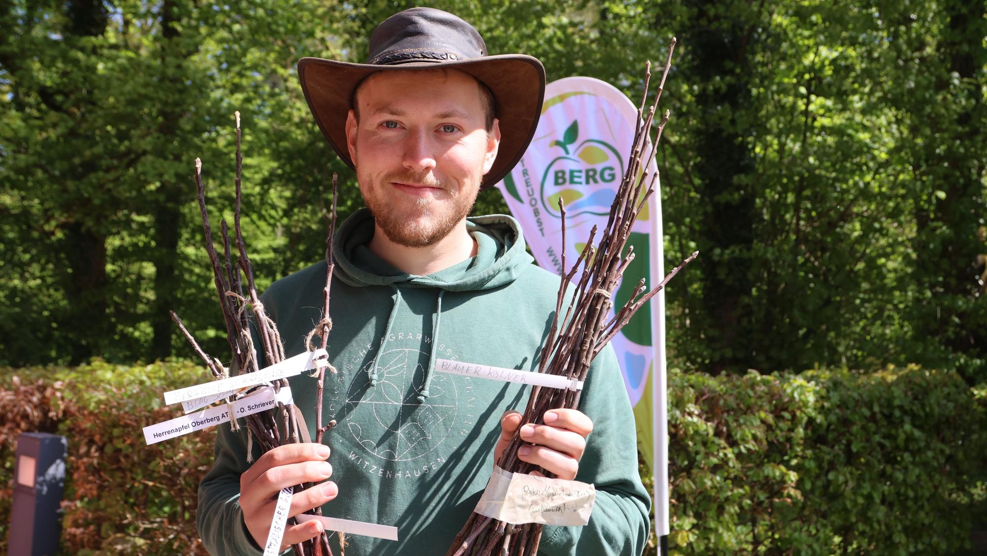 Ein Mann zeigt eine Auswahl Edelreiser.