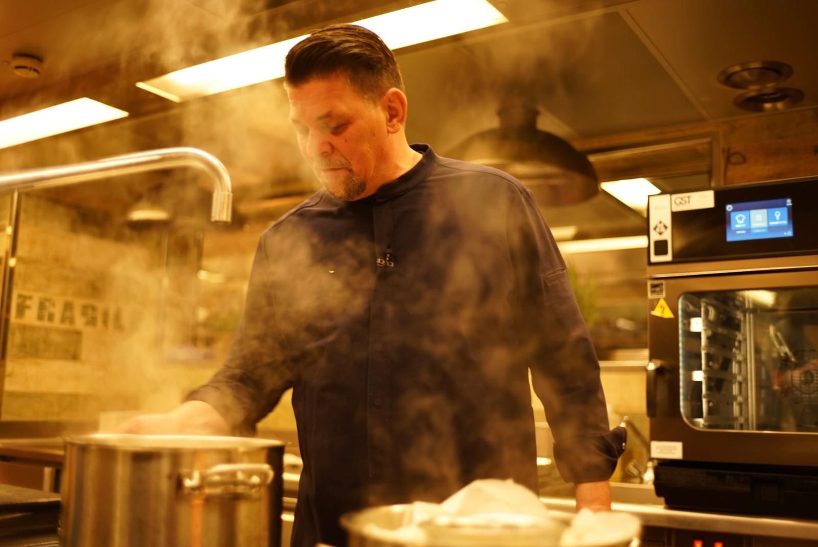 Tim Mälzer muss im Hotel „Vier Jahreszeiten“ ein Drei-Sterne-Gericht nachkochen. (Bild: RTL / Endemol Shine / Katy Wagner)