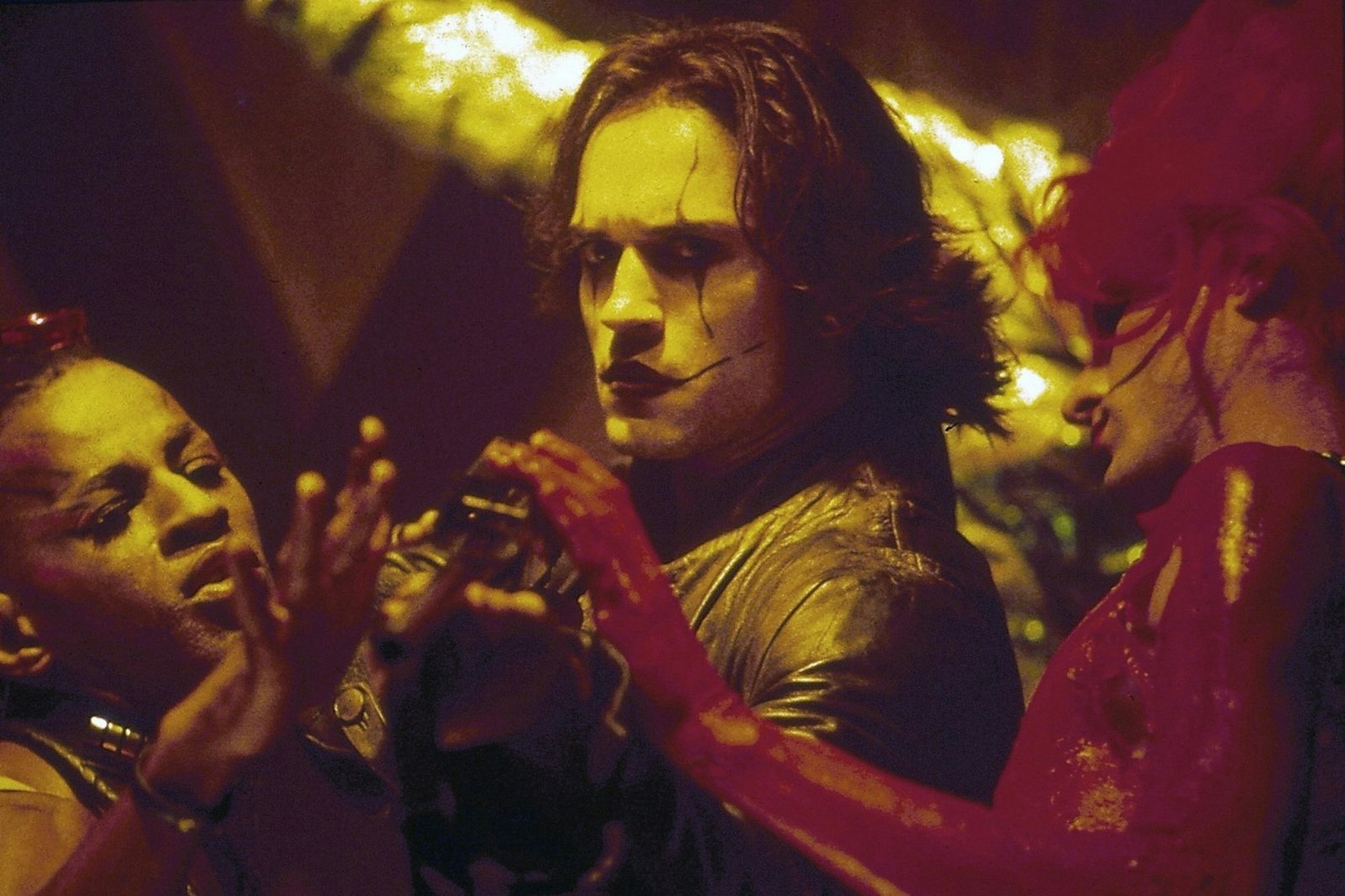 Begleitet von einer Krähe ist Eric Draven (Brandon Lee, Mitte) zurück von den Toten. (Bild: Dimension Films)
