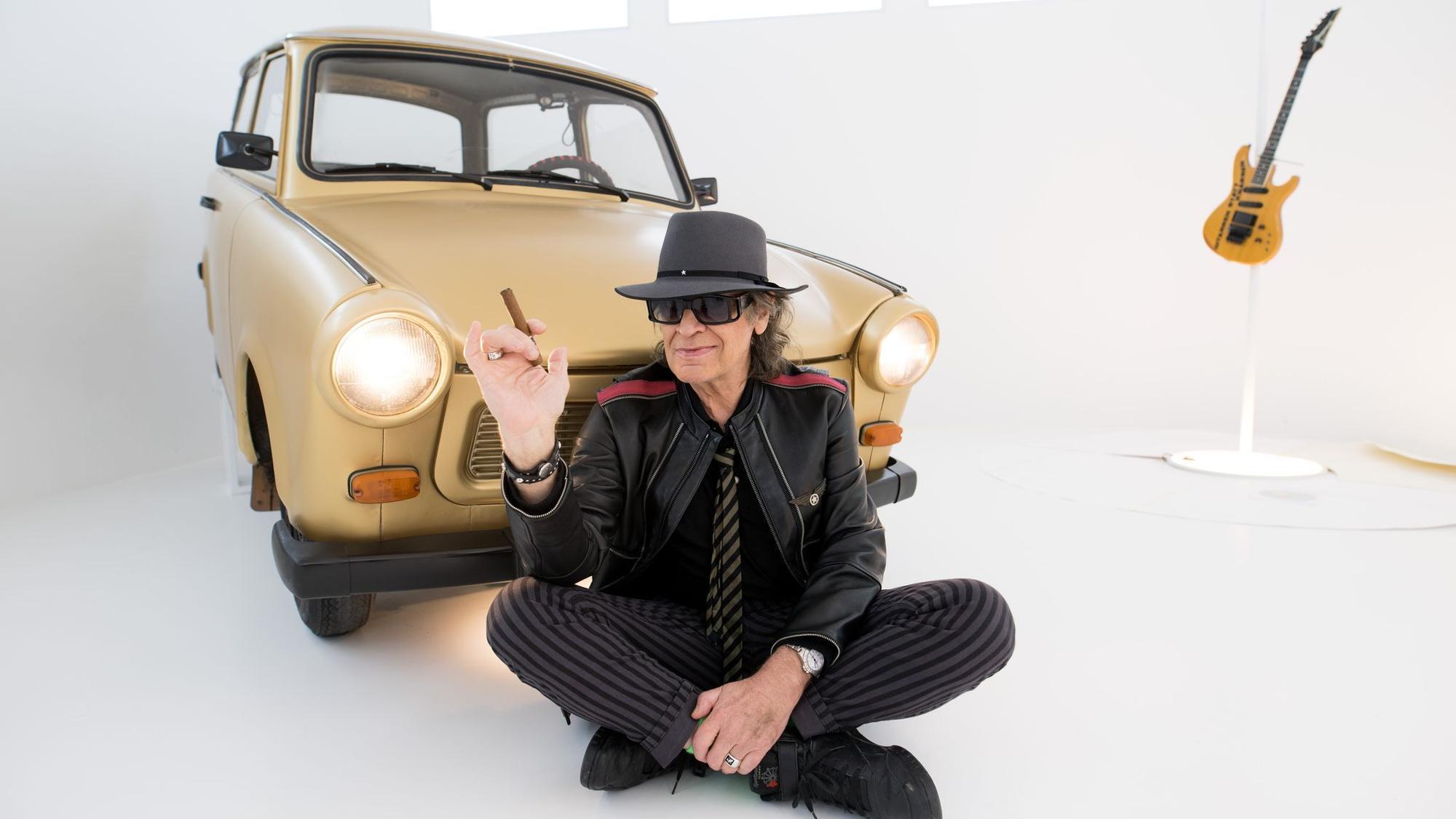 Goldener Trabant und Udo Lindenberg
