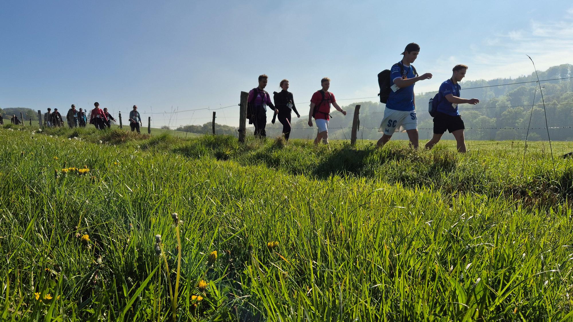 Das Foto zeigt Wanderer in der Nähe von Lindlar-Breun.