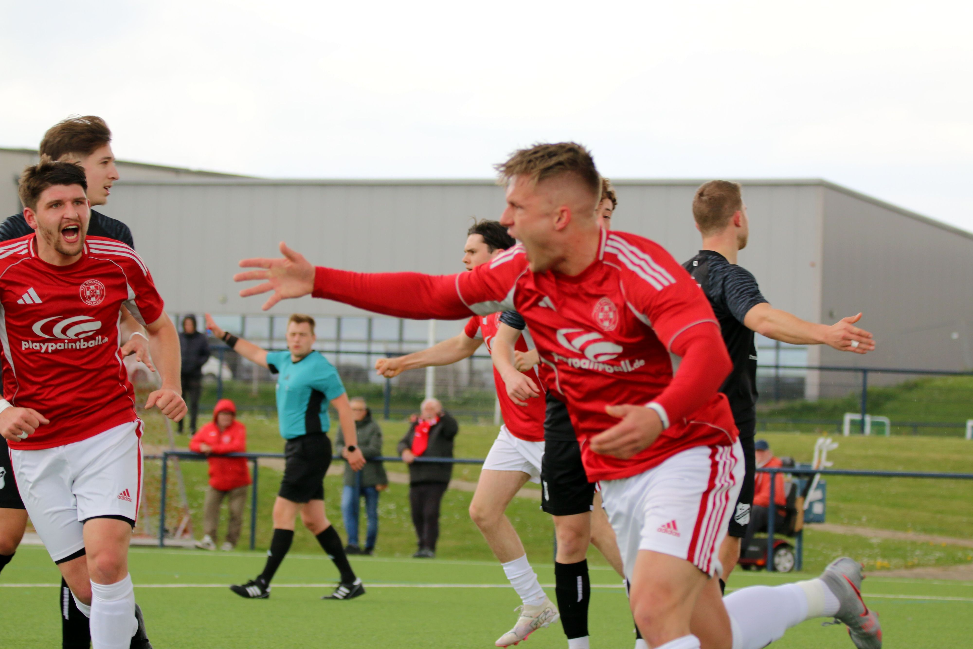 Marvin Iskra jubelt mit ausgestreckten Armen im Laufen.