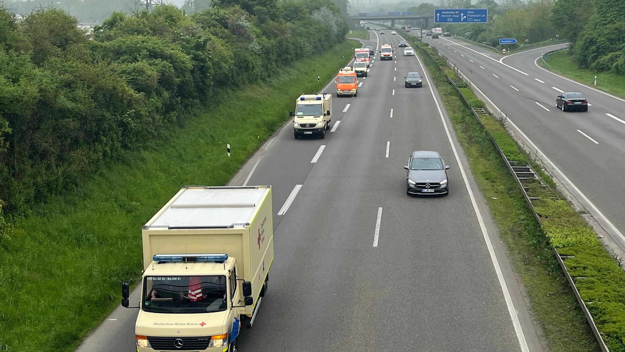 Eine der drei Kolonnen fährt im geschlossenen Verband auf die Autobahn 560 auf.