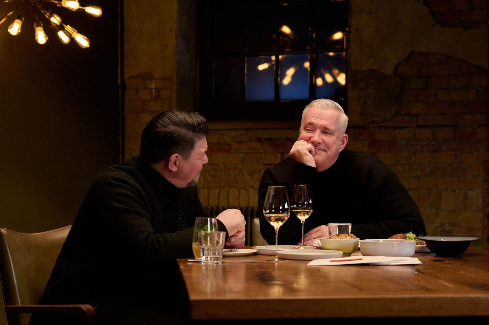 Alexander Herrmann hat sich eine ganz besondere Challenge überlegt, die Tim Mälzer ans Herz geht. (Bild: RTL / Henning Kretschmer)
