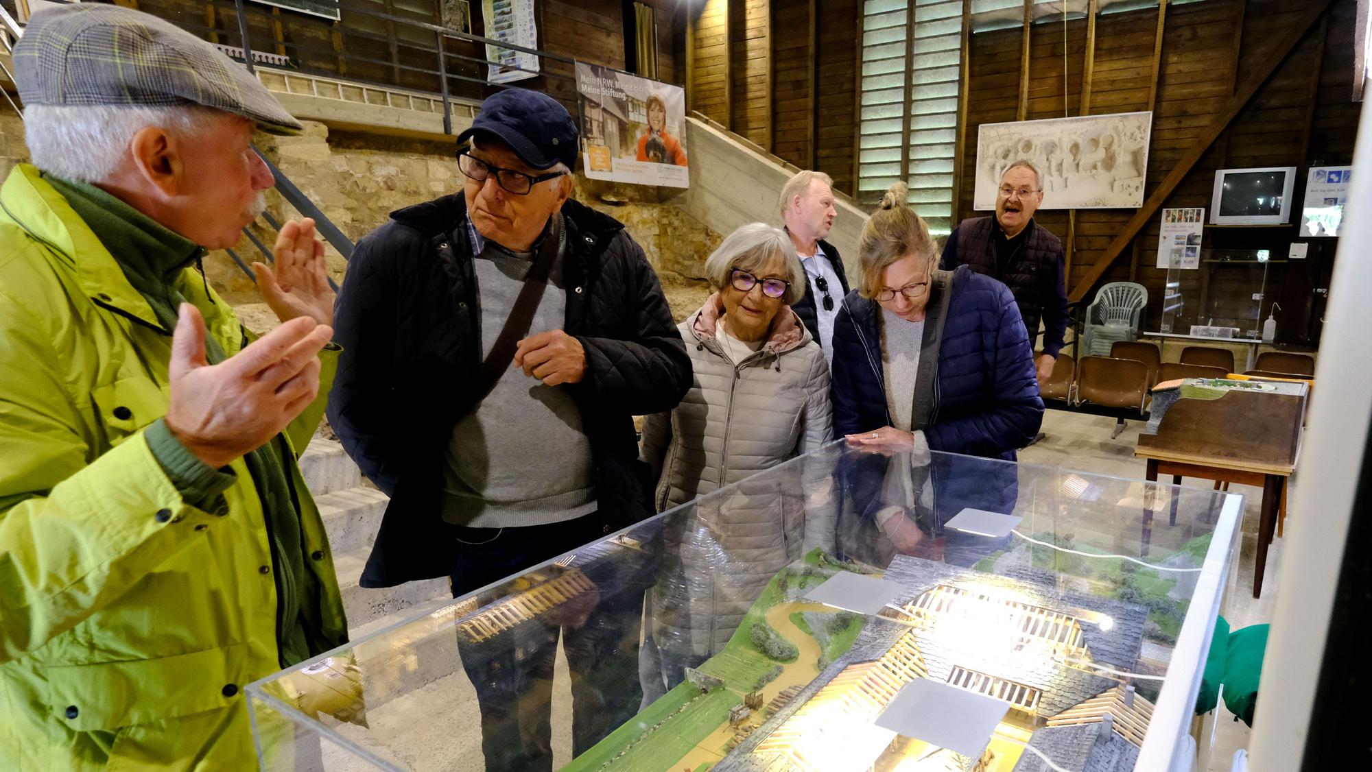 Besucher in der römischen Kalkbrennerei in Iversheim nehmen während des Aktionstags Zu Gast in der eigenen Heimat an einer Führung teil.