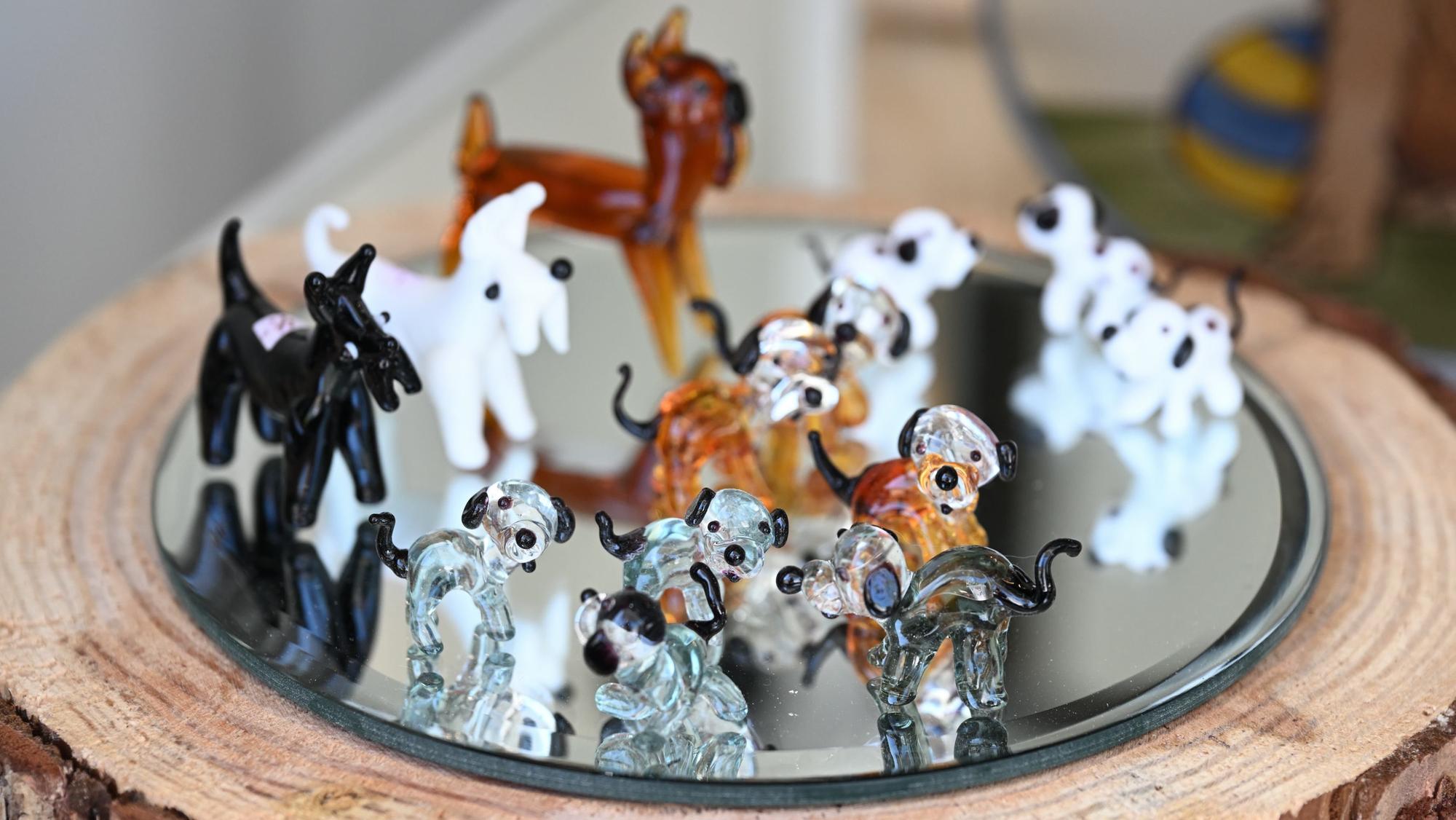 Tiere aus Glas auf einem Tablett.