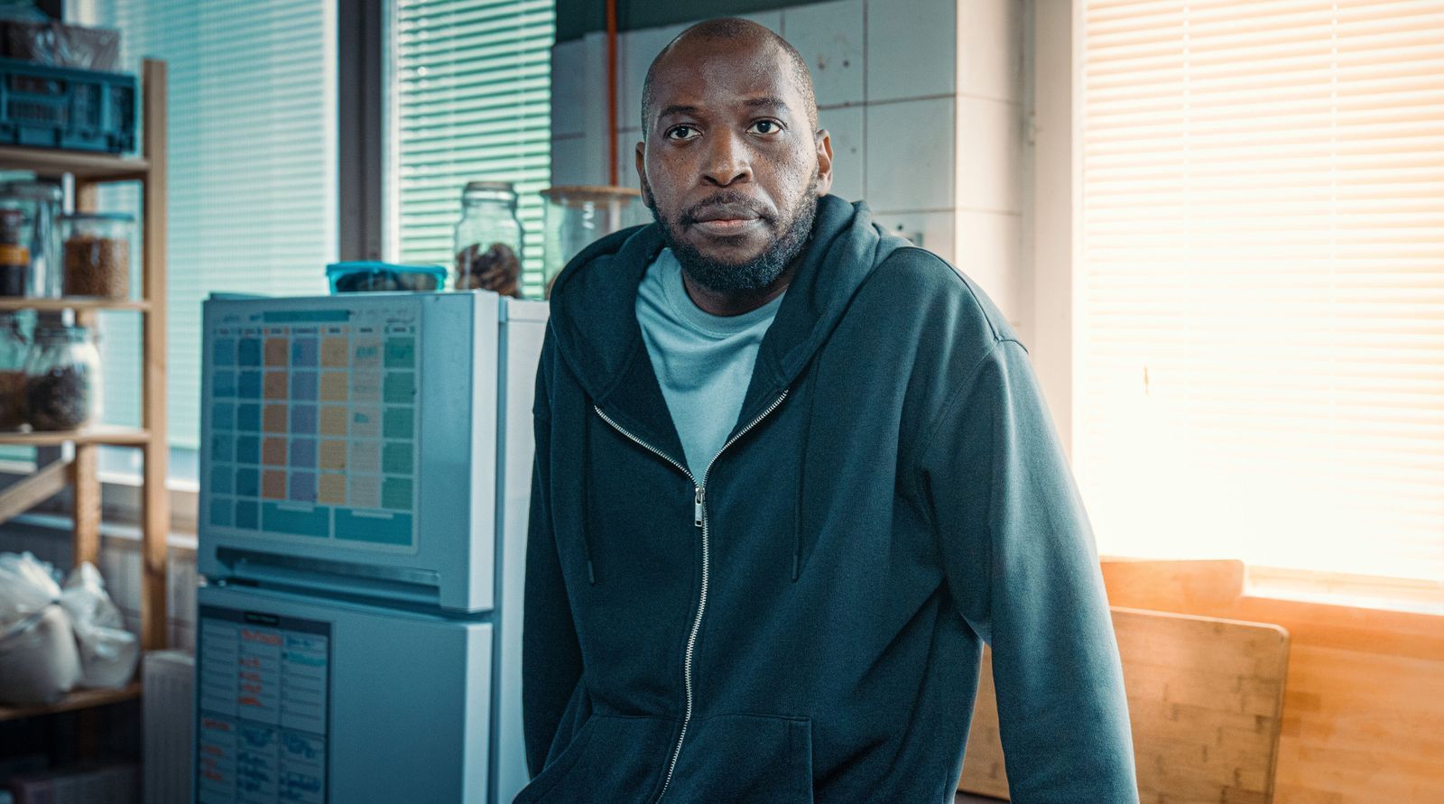 Femi Olaifa (Ayo Aloba) ist stellvertretender Leiter der Wohngruppe „Sonnenhof“.  (Bild: ORF/Petro Domenigg)