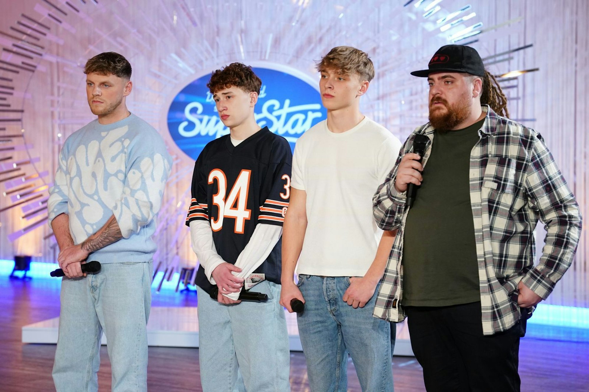 Von den Top 15 schieden Zeliha Coban (22) und Loredana Bono (23) direkt aus. Maric Verch (31), Timur Gross (19), Tyrell Hagedorn (18) und Lex Spielhaupter (35, von links) mussten als Wackelkandidaten erneut vor die Jury. Da musste Timur gehen. (Bild: RTL/Stefan Gregorowius)