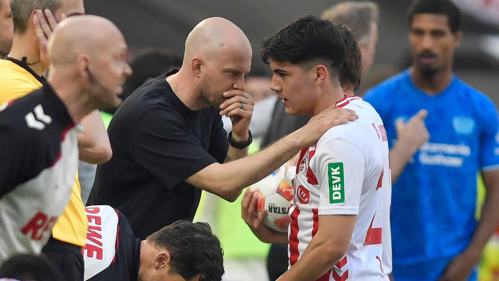 Rene Wagner Koeln instruiert Felipe Chavez Koeln 27 25.04.2026 Fussball 1. FC Koeln vs Bayer Leverkusen, Rheinenergiestadion, Koeln, DFB/DFL REGULATIONS PROHIBIT ANY USE OF PHOTOGRAPHS AS IMAGE SEQUENCES AND/OR QUASI-VIDEO *** Rene Wagner Koeln instructs Felipe Chavez Koeln 27 25 04 2026 Soccer 1 FC Koeln vs Bayer Leverkusen, Rheinenergiestadion, Koeln, DFB DFL REGULATIONS PROHIBIT ANY USE OF PHOTOGRAPHS AS IMAGE SEQUENCES AND OR QUASI VIDEO Copyright: xpepphotox/xHorstxMauelshagenx pep00321, pep_20260425_hm_344984