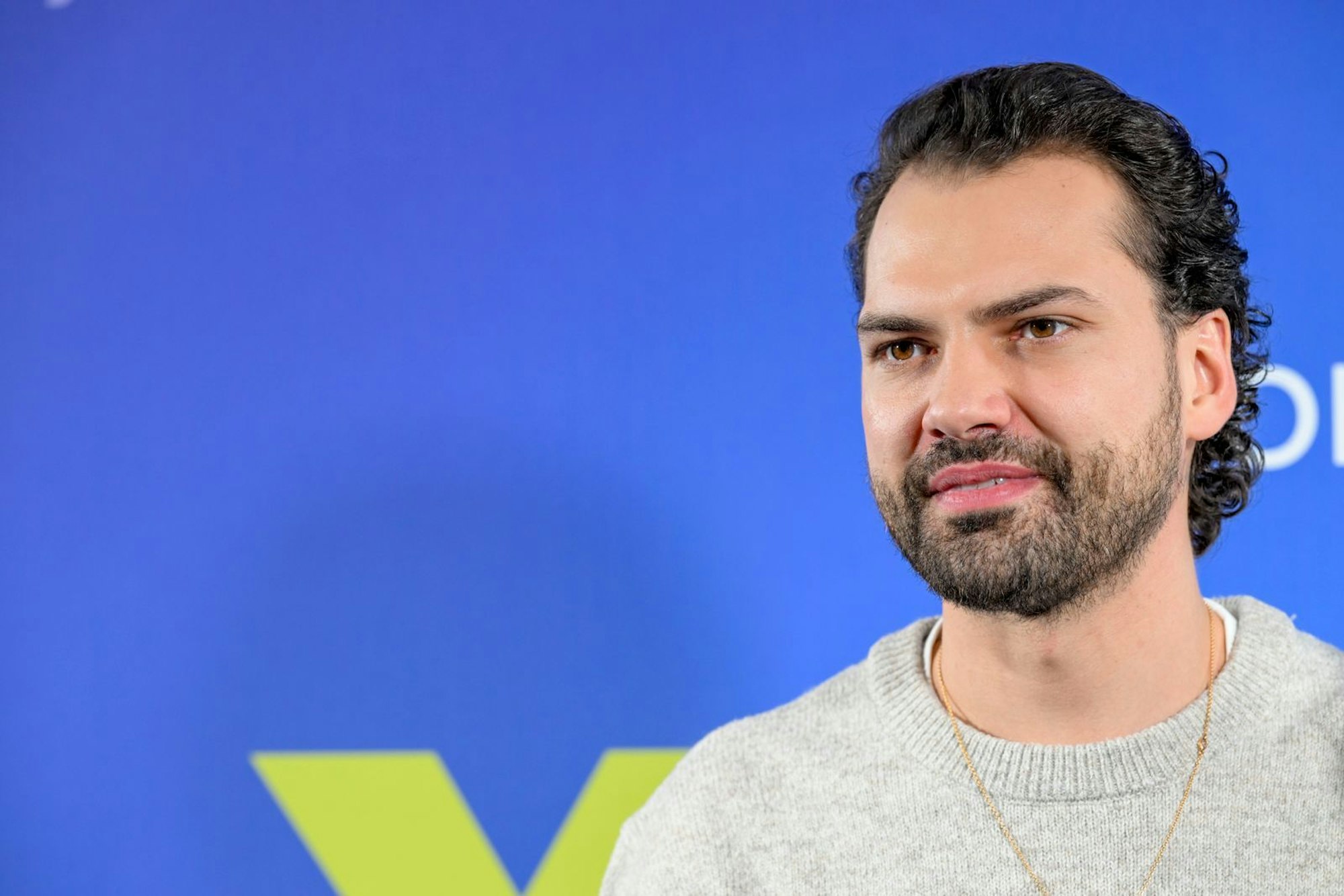 Nach einer langen Partynacht lässt Jimi Blue Ochsenknecht bei „Diese Ochsenknechts“ einen Drehtermin sausen. (Bild: 2025 Getty Images/Hannes Magerstaedt)