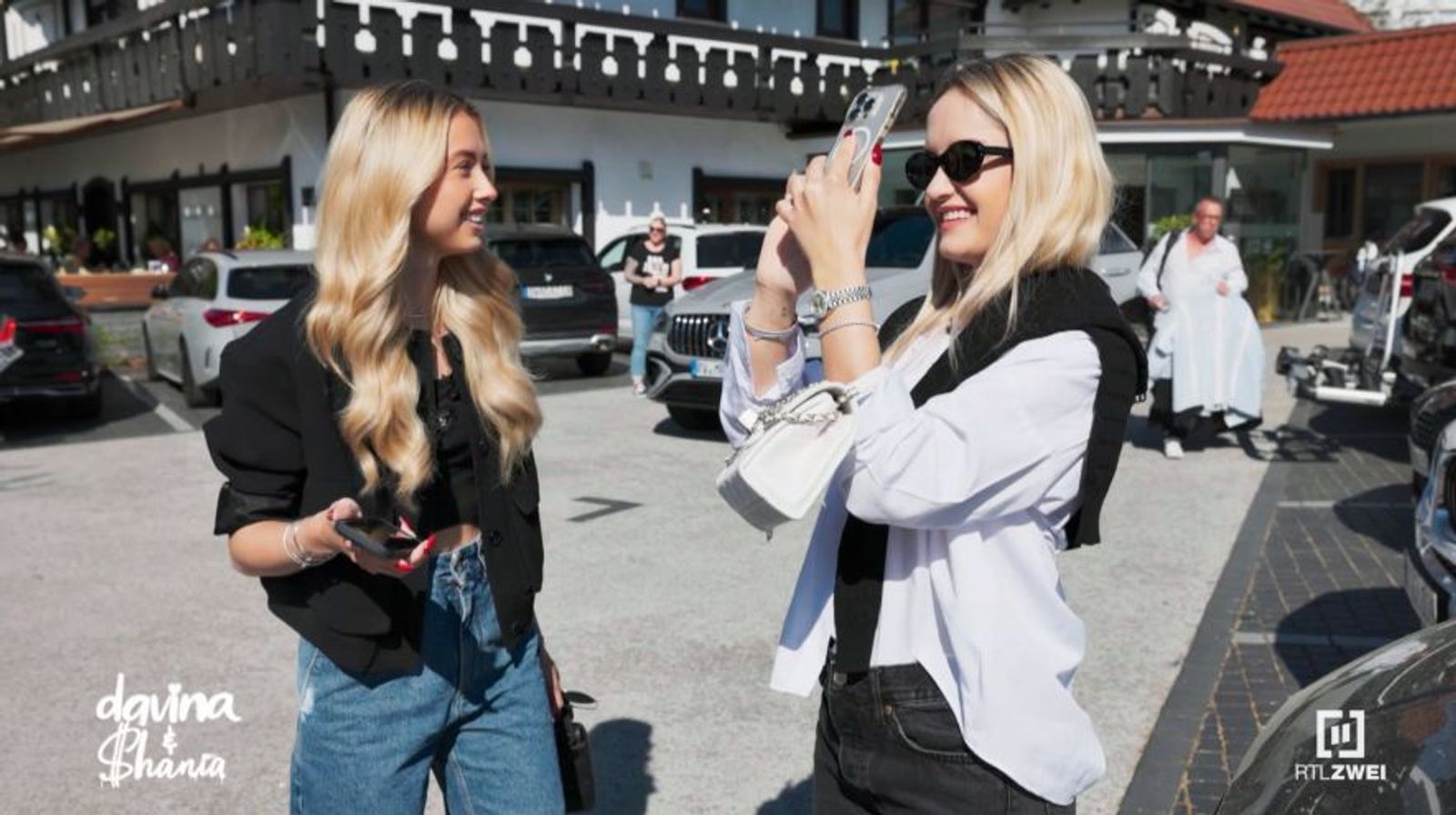 Unbekannte Verehrer haben für Davina (22, rechts) und Shania (21) Geiss einen Maibaum aufgestellt. (Bild: RTLZWEI)