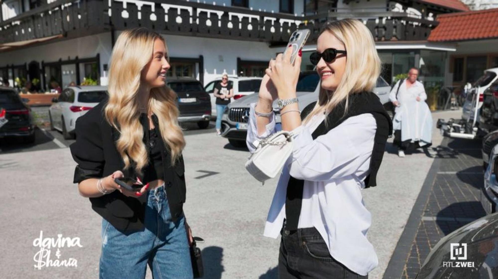 Unbekannte Verehrer haben für Davina (22, rechts) und Shania (21) Geiss einen Maibaum aufgestellt. (Bild: RTLZWEI)