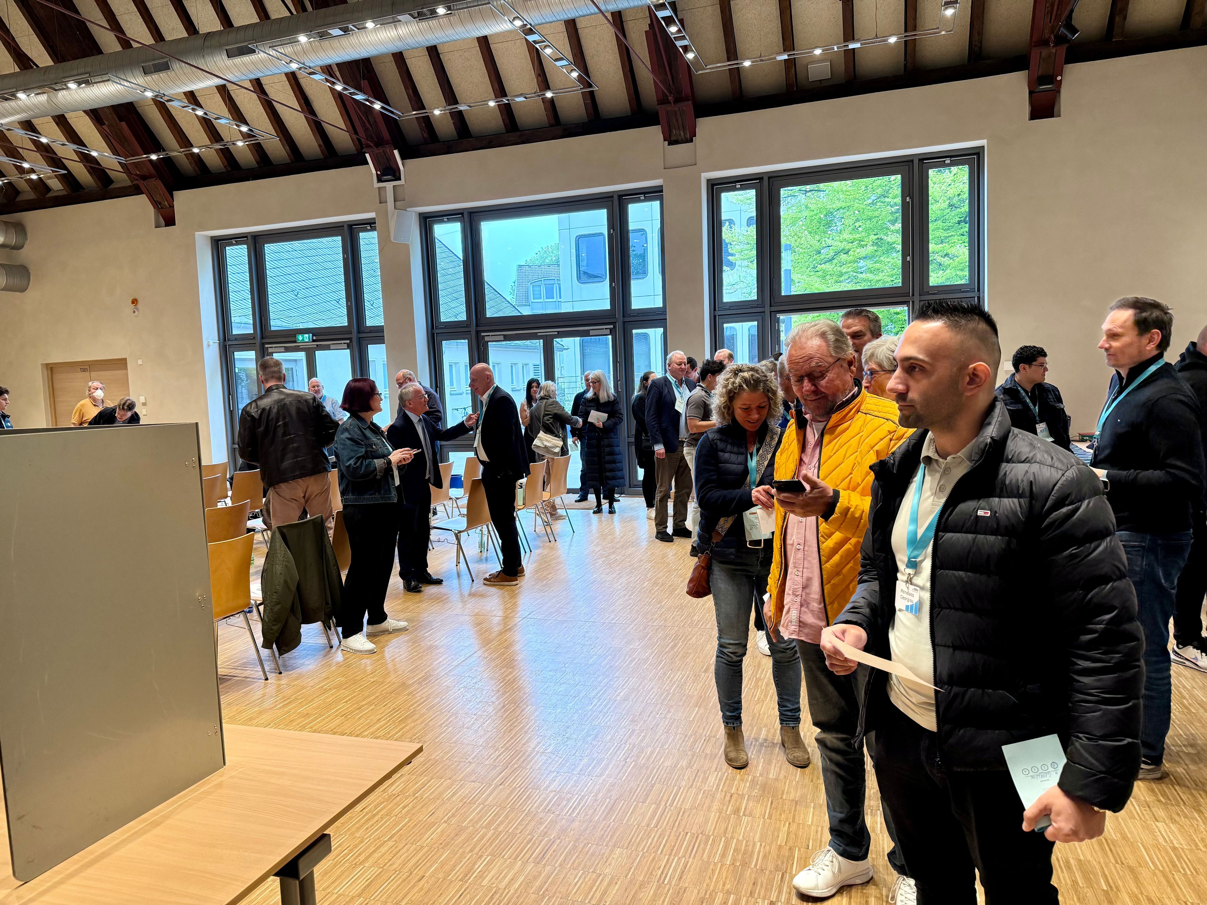CDU-Leute vor der Urne in der Hauptschule Hedrichsfeld.