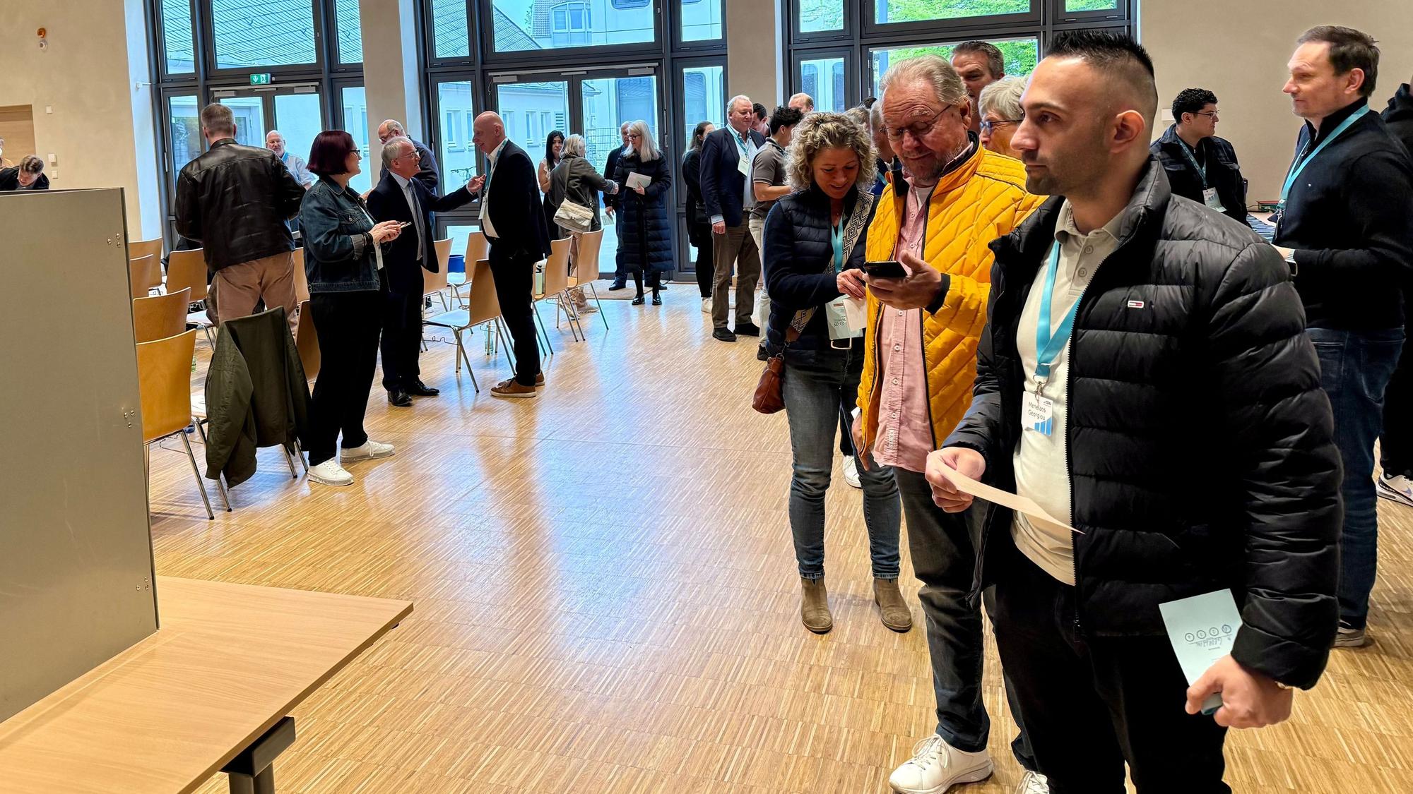 CDU-Leute vor der Urne in der Hauptschule Hedrichsfeld.