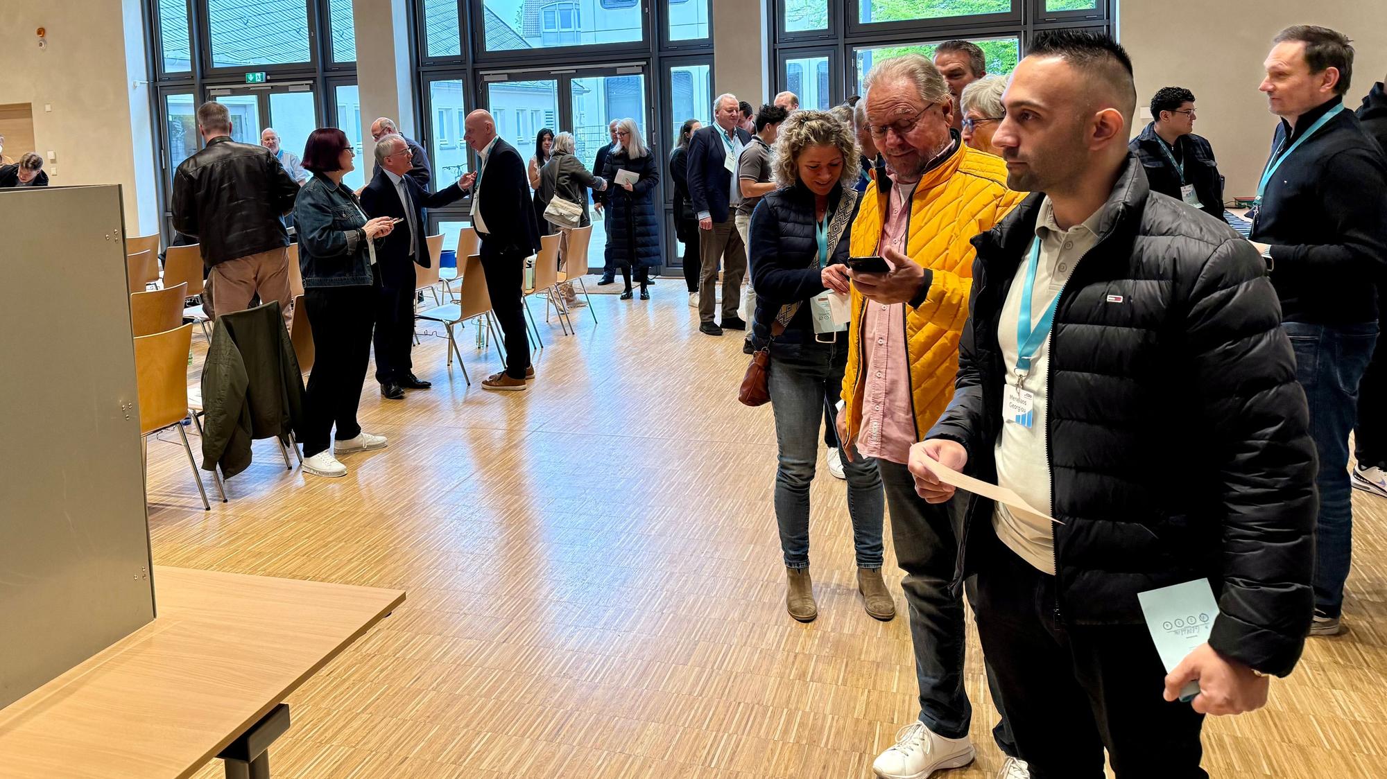 CDU-Leute vor der Urne in der Hauptschule Hedrichsfeld.