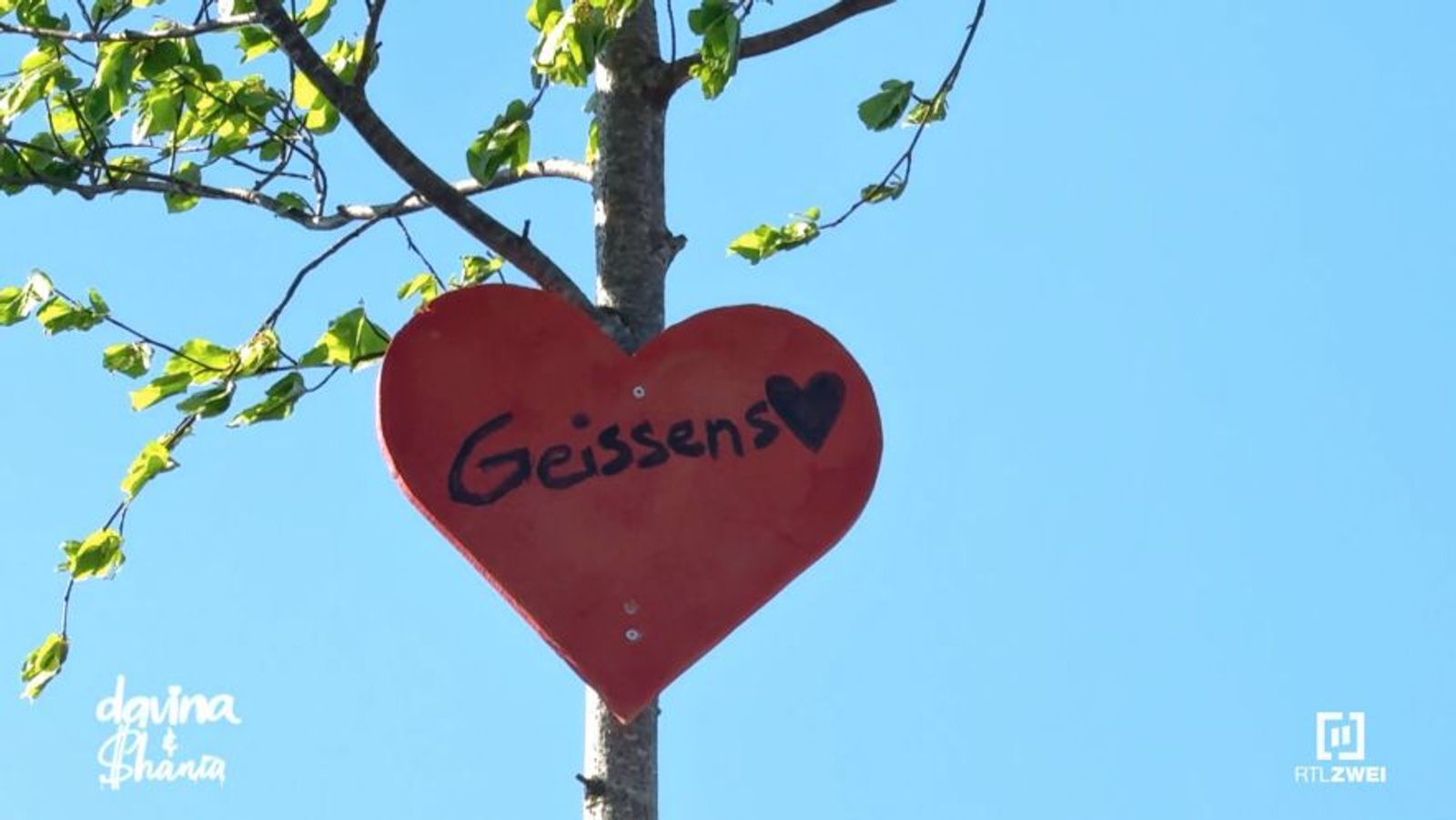 Carmen Geiss ist vom Maibaum für ihre Töchter begeistert: „Nein, wie schön ist das denn?“ (Bild: RTLZWEI)