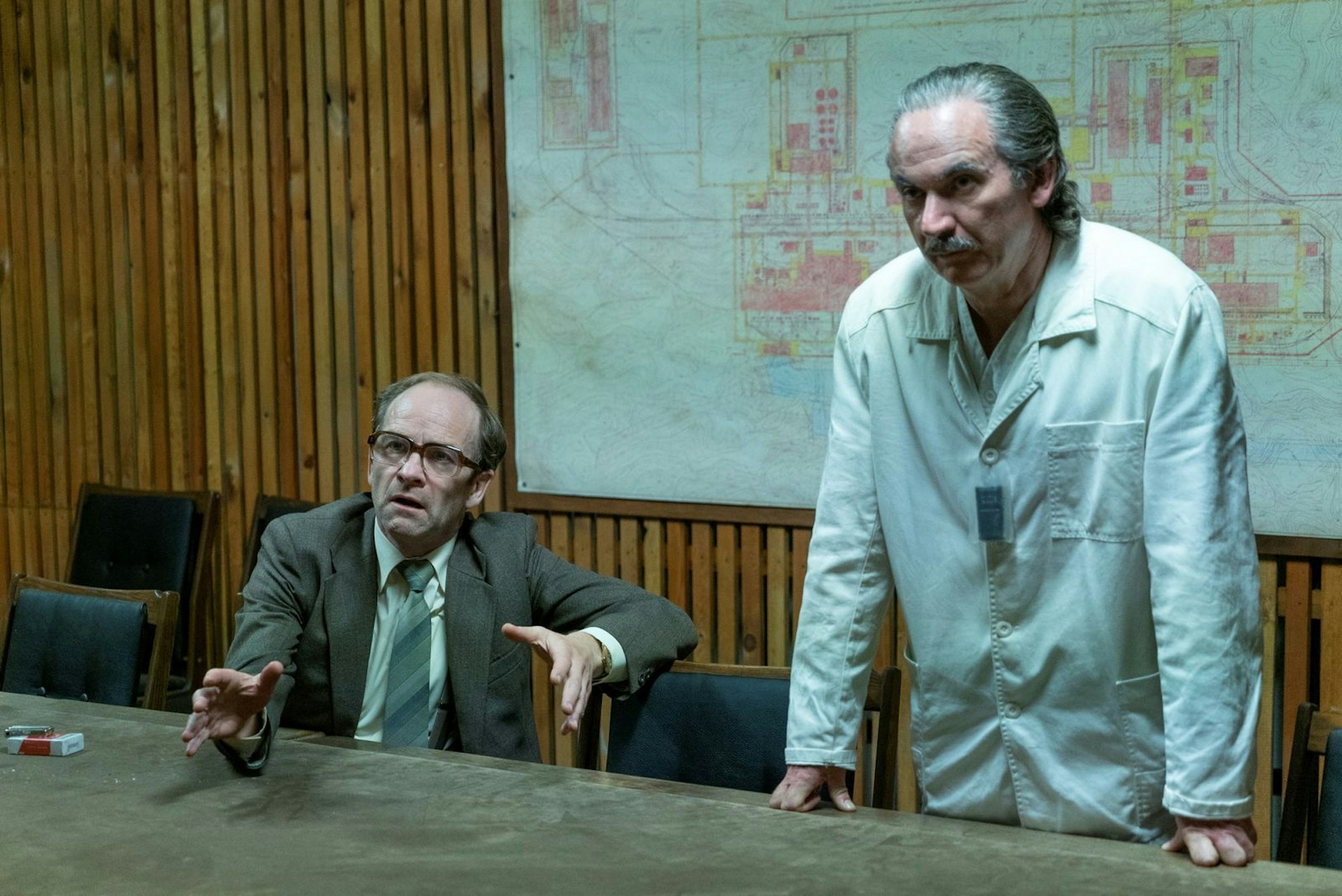 Ignoranz, Hybris, Sturheit: Weder der Chef-Ingenieur Nikolai Fomin (Adrian Rawlins, links) noch sein Stellvertreter Anatoly Dyatlov (Paul Ritter) wollen der Wahrheit ins Auge blicken - stattdessen wird das wahre Ausmaß des Reaktorunfalls zunächst konsequent vertuscht. (Bild: Sky UK Ltd / HBO / Liam Daniel)