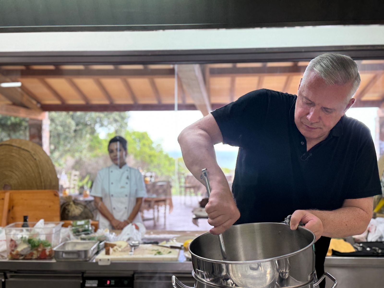 Originalköchin Chicca Ortu schaut Alexander Herrmann beim Kampf mit Raviolo und Brotauflauf zu. (Bild: RTL / Endemol Shine / Alina Hildebrandt)