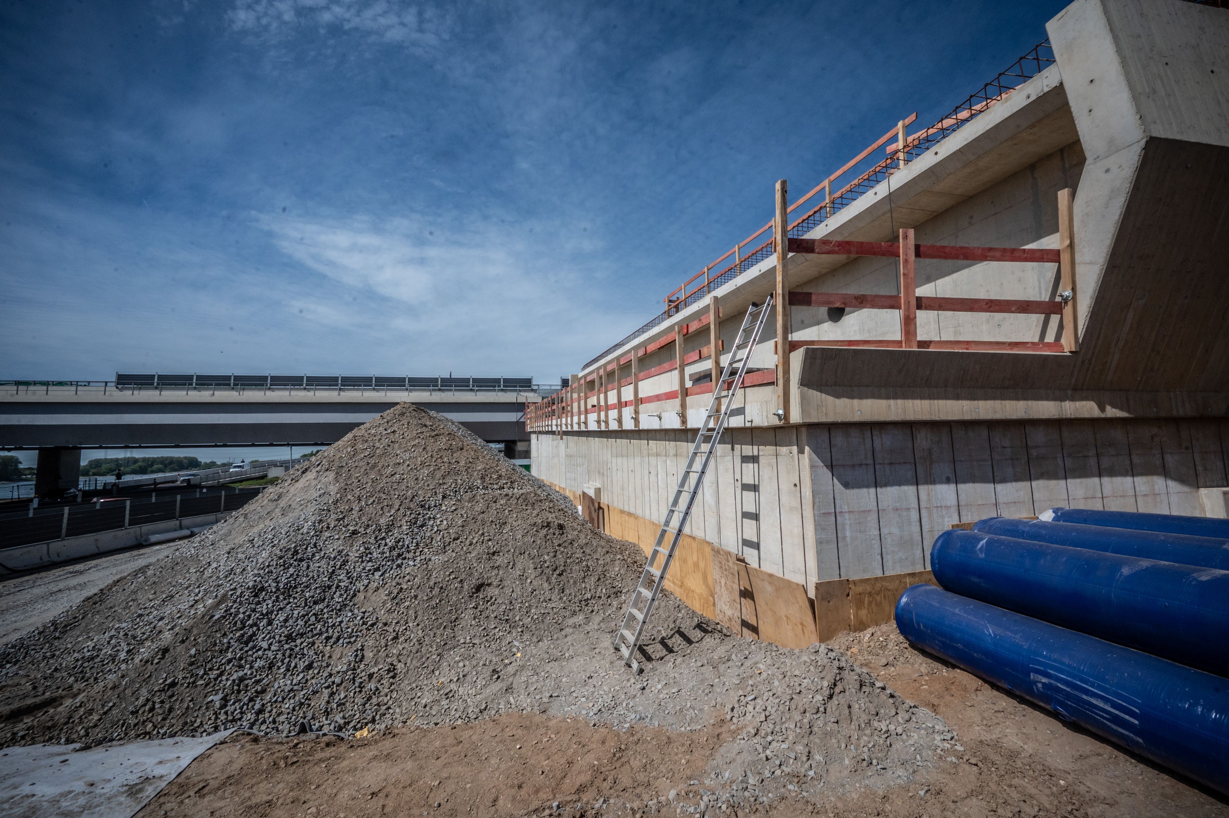 Autobahnbrücke: Am großen Stahlelement für die zweite Brücke wurde die Verhüllung entfernt. Es liegt zurzeit noch aufgebockt auf der zukünftigen Fahrbahn. Bild: Ralf Krieger