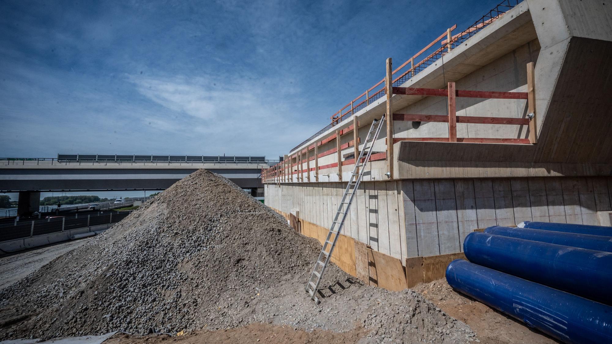 Autobahnbrücke: Am großen Stahlelement für die zweite Brücke wurde die Verhüllung entfernt. Es liegt zurzeit noch aufgebockt auf der zukünftigen Fahrbahn. Bild: Ralf Krieger