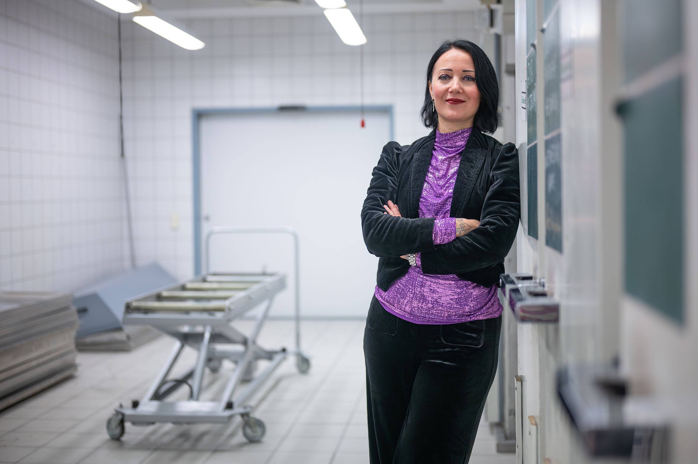 Eine Frau lächelt in die Kamera.