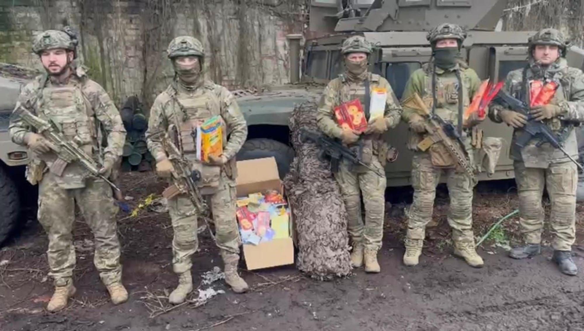 Ukrainische Soldaten mit den Hilfspaketen von Vadim und Tamila Margolius und anderen Ukrainern aus Deutschland.