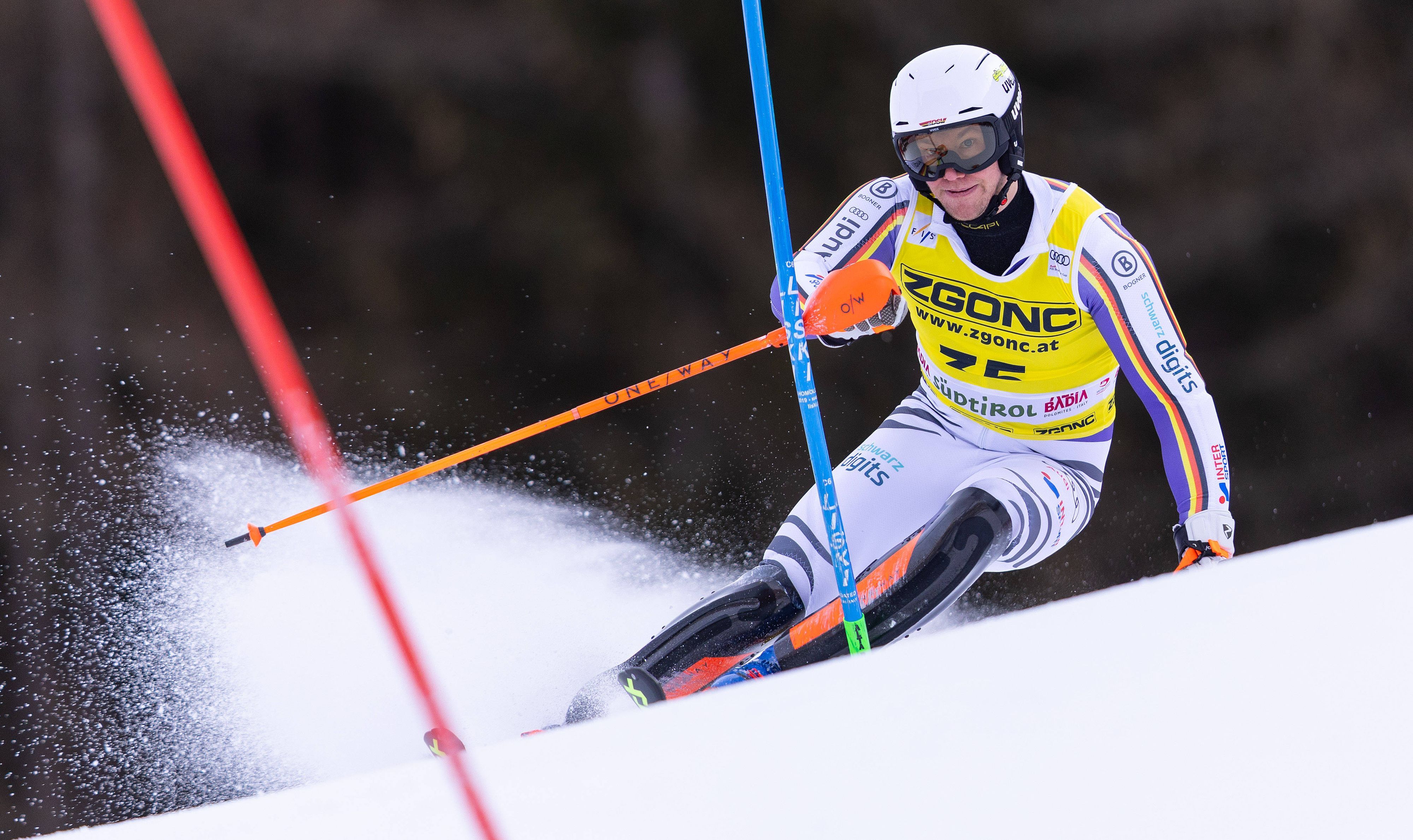 Sebastian Holzmann beim Slalom-Skifahren