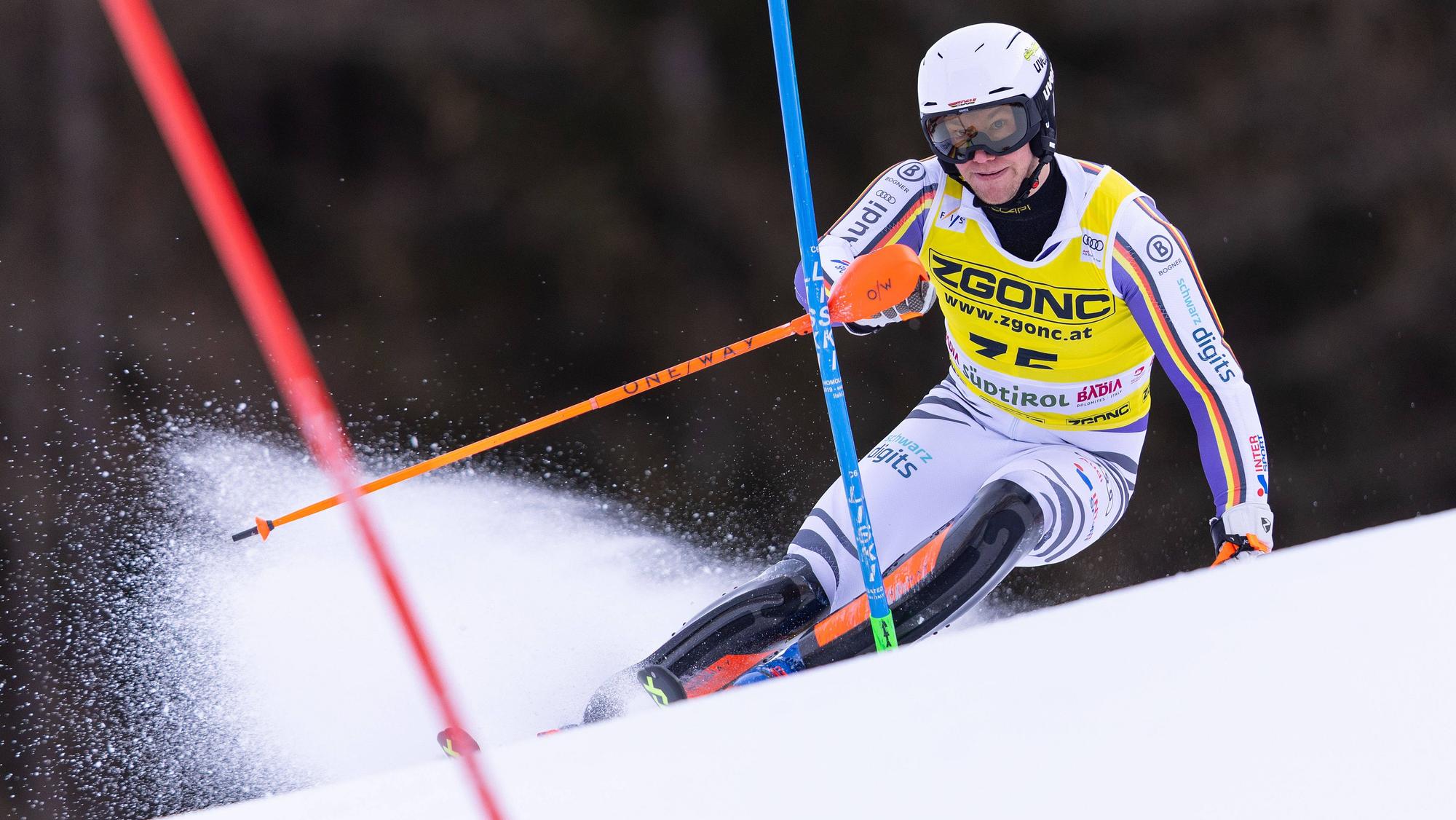 Sebastian Holzmann beim Slalom-Skifahren