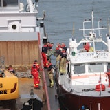 Am Vormittag haben die Wasserretter der Feuerwehr in Höhe der Südbrücke eine Leiche aus dem Rhein geborgen. Die Polizei ermittelt.