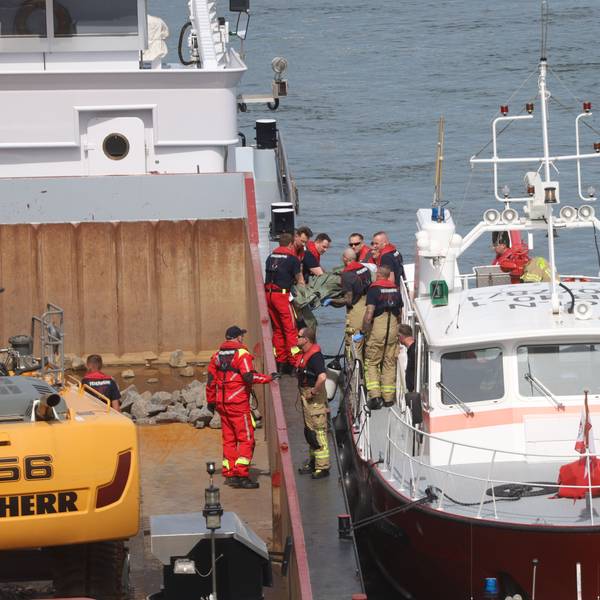 Am Vormittag haben die Wasserretter der Feuerwehr in Höhe der Südbrücke eine Leiche aus dem Rhein geborgen. Die Polizei ermittelt.