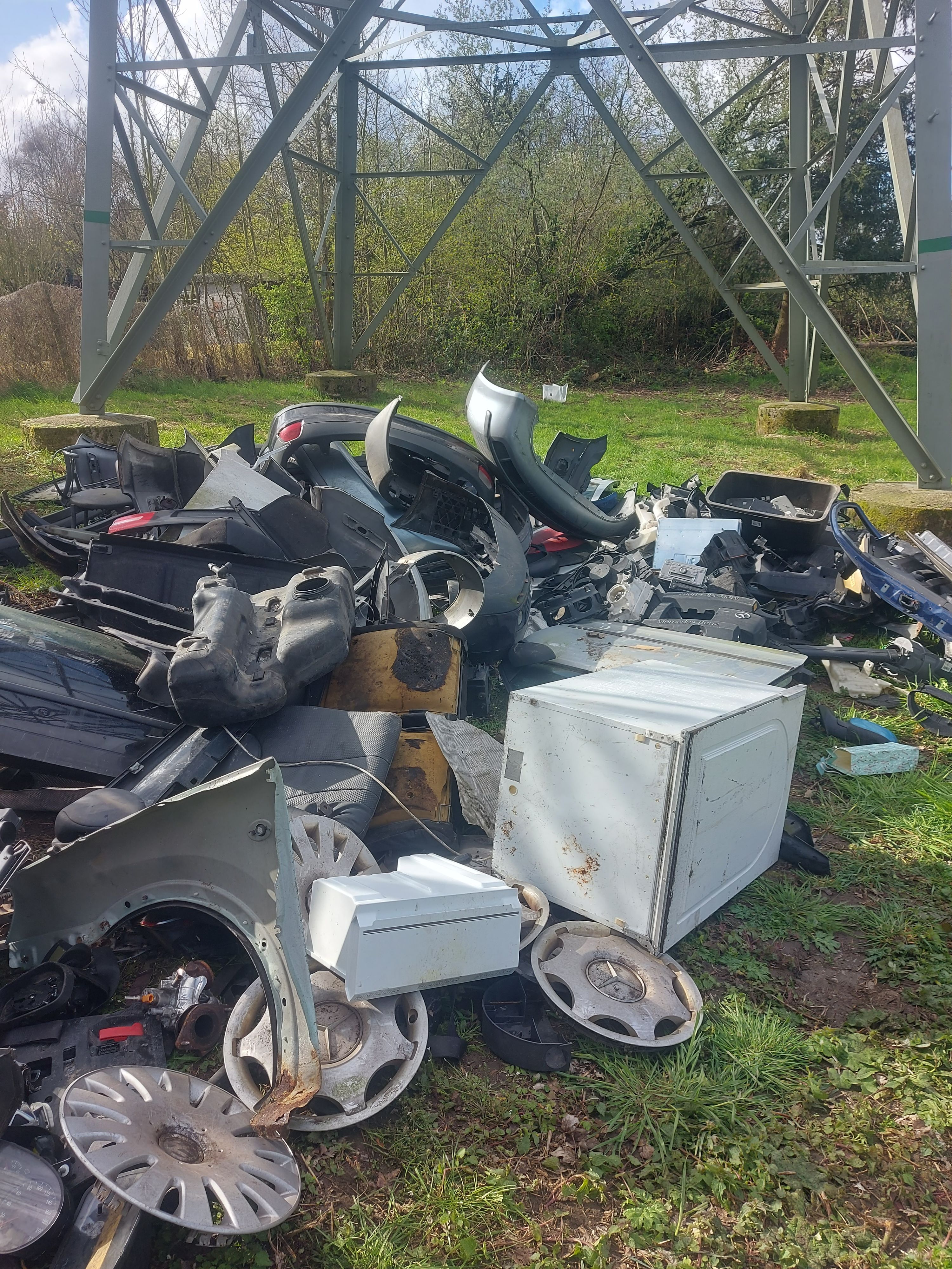 Müll liegt unter einem Strommast