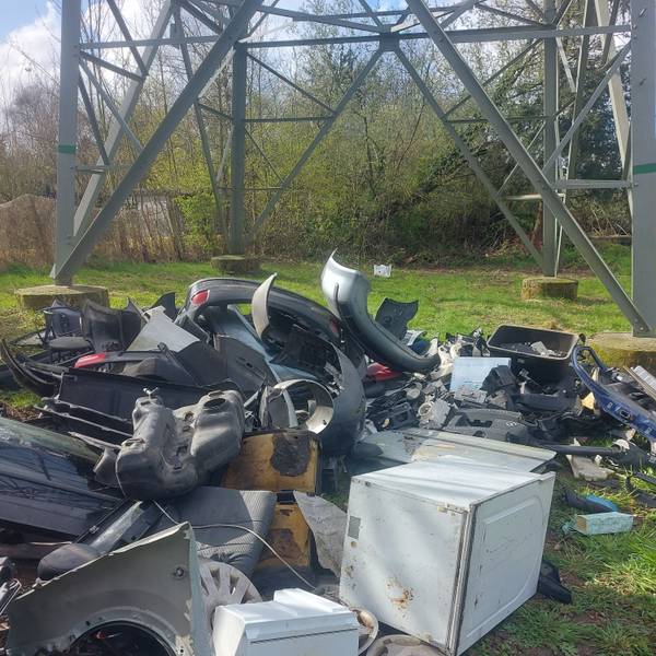 Unbekannte haben Ende März große Mengen Müll am Bürriger Weg abgeladen.