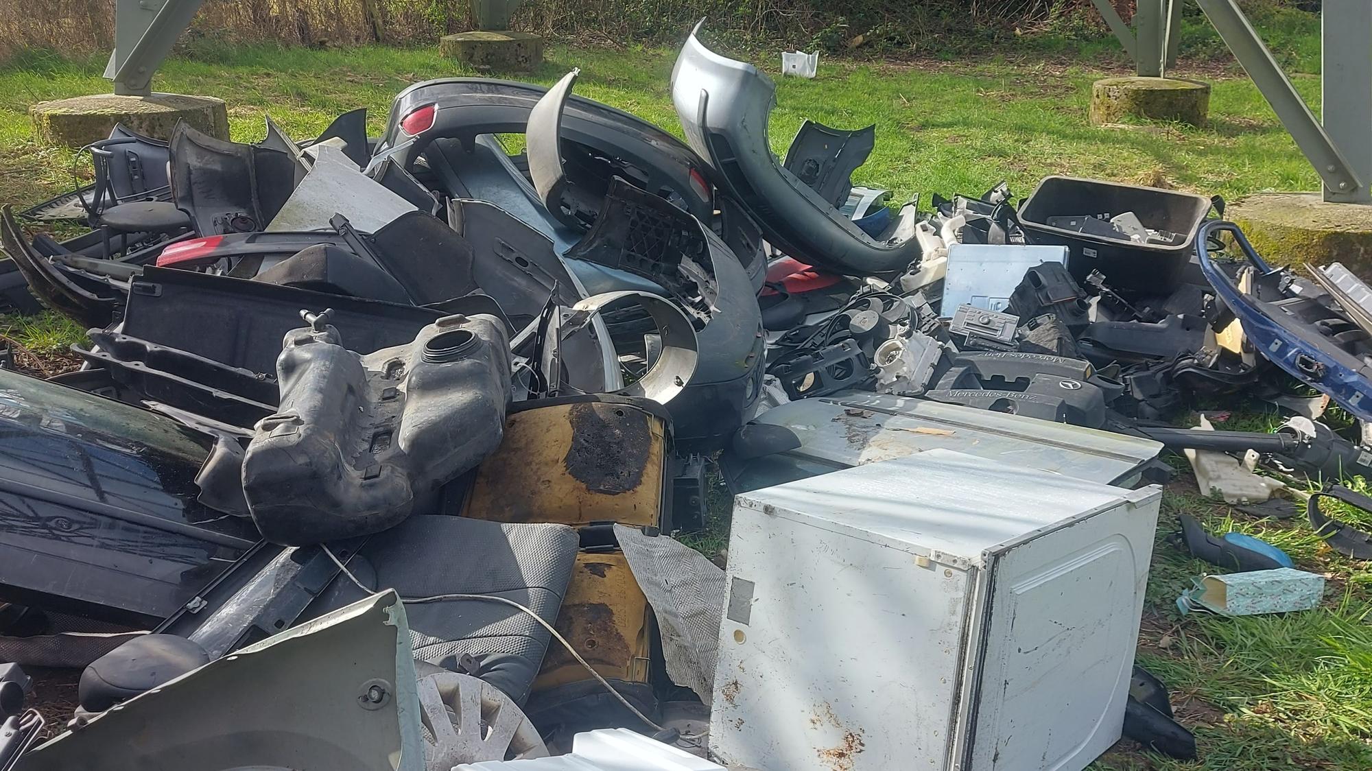 Müll liegt unter einem Strommast