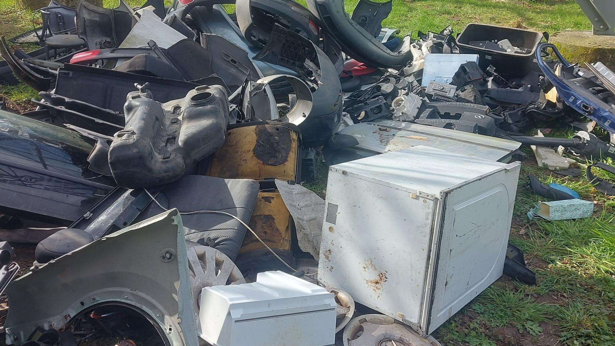 Unbekannte haben Ende März große Mengen Müll am Bürriger Weg abgeladen.