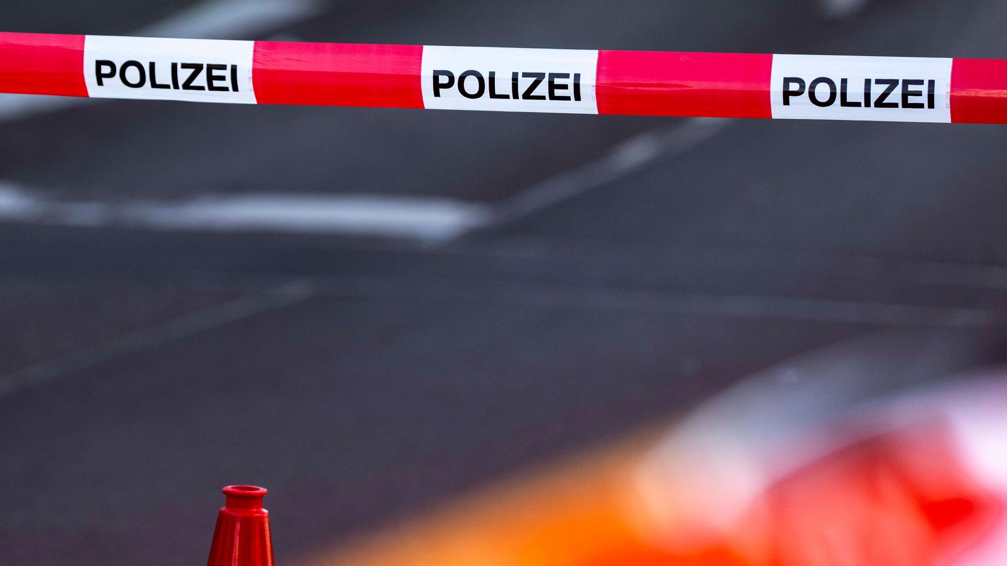 Das Bild zeigt eine Absperrung der Euskirchener Polizei.