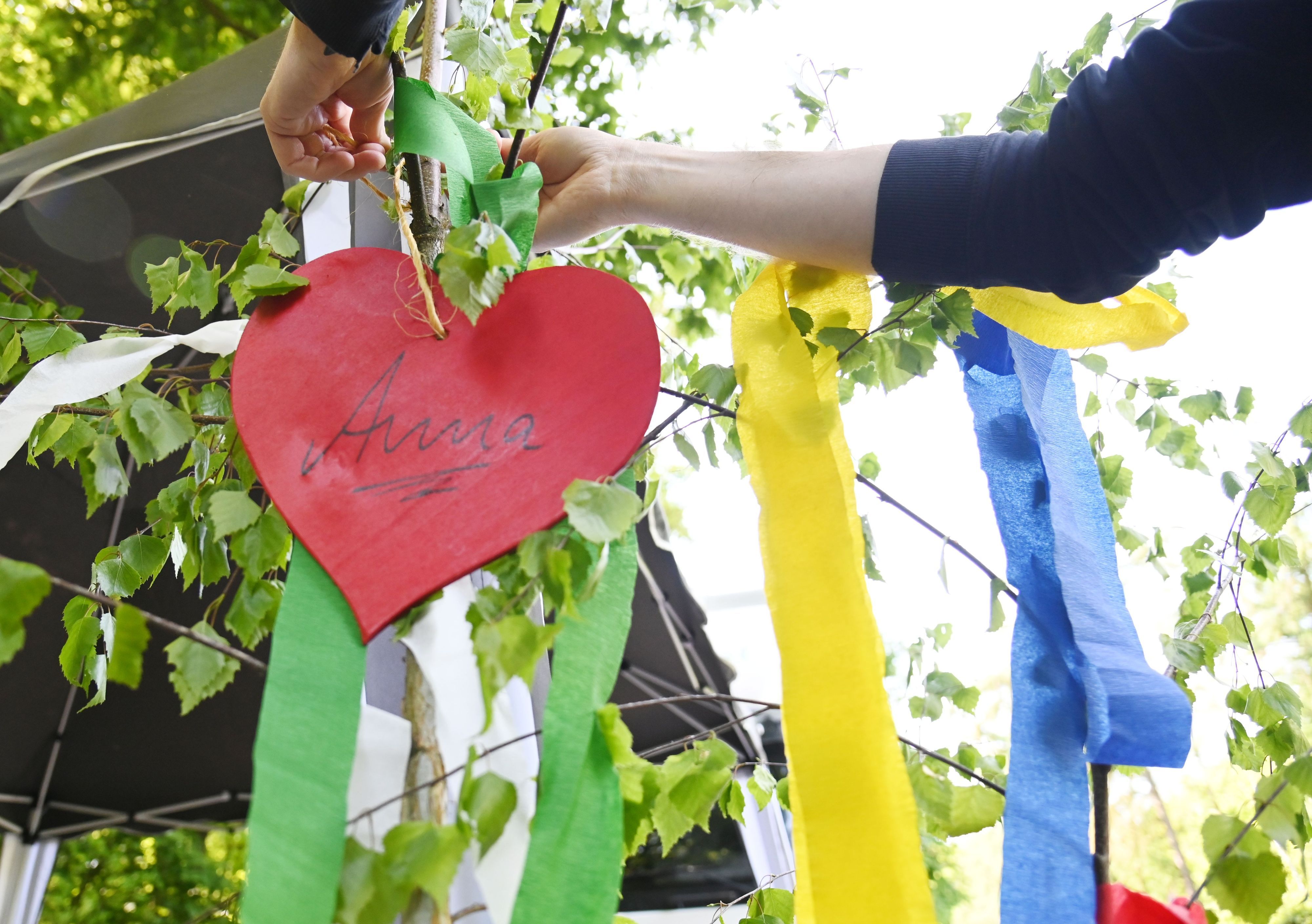 30.04.2025 Köln. Maibaumverkauf in Köln-Rodenkirchen (Parkplatz Forstbotanischer Garten). Foto: Alexander Schwaiger