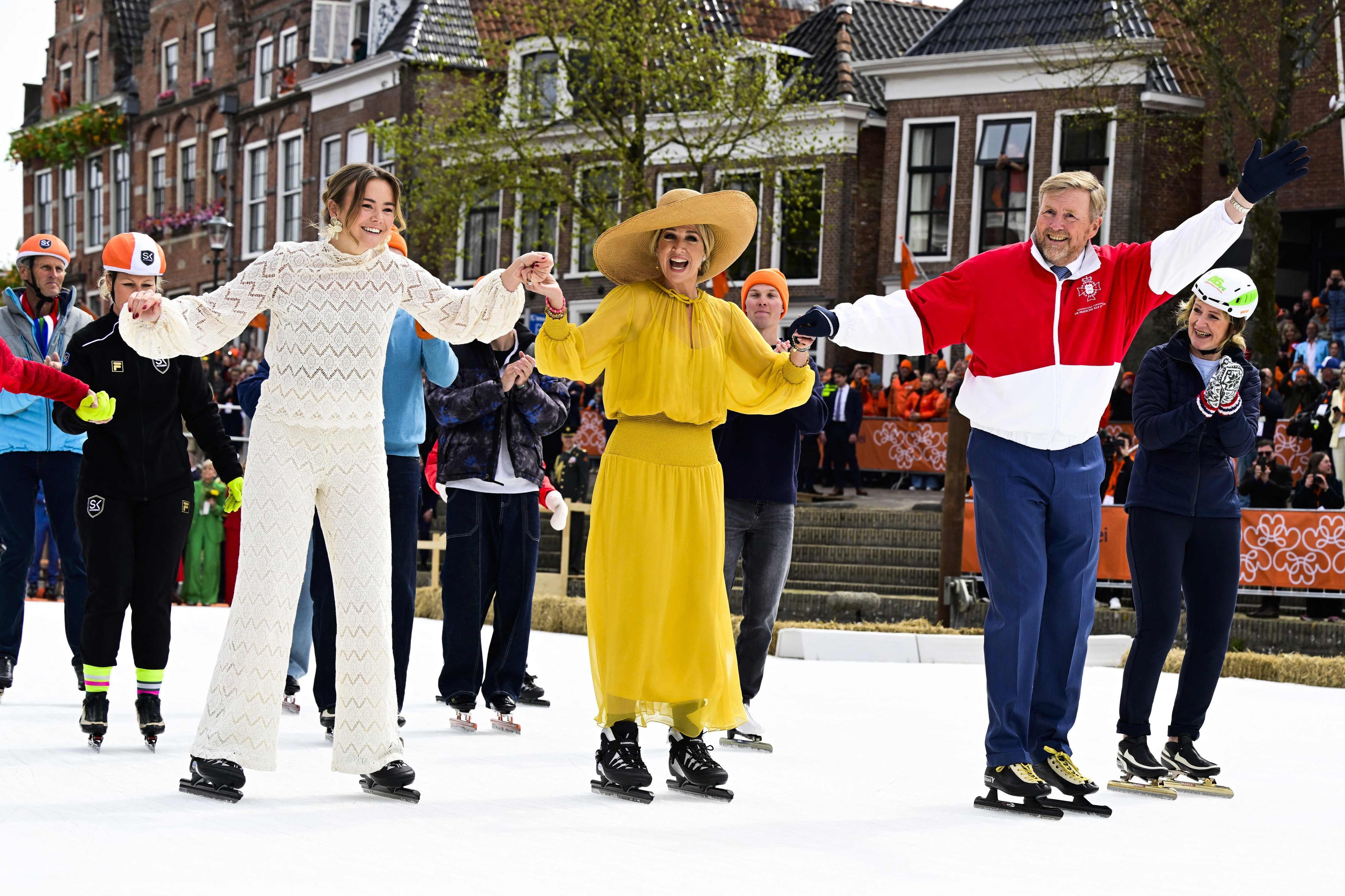 Prinzessin Ariane (links), Königin Máxima (Mitte) und König Willem-Alexander (rechts) laufen während der Feierlichkeiten zum „Koningsdag“ am 27. April 2026 in Dokkum Schlittschuh.