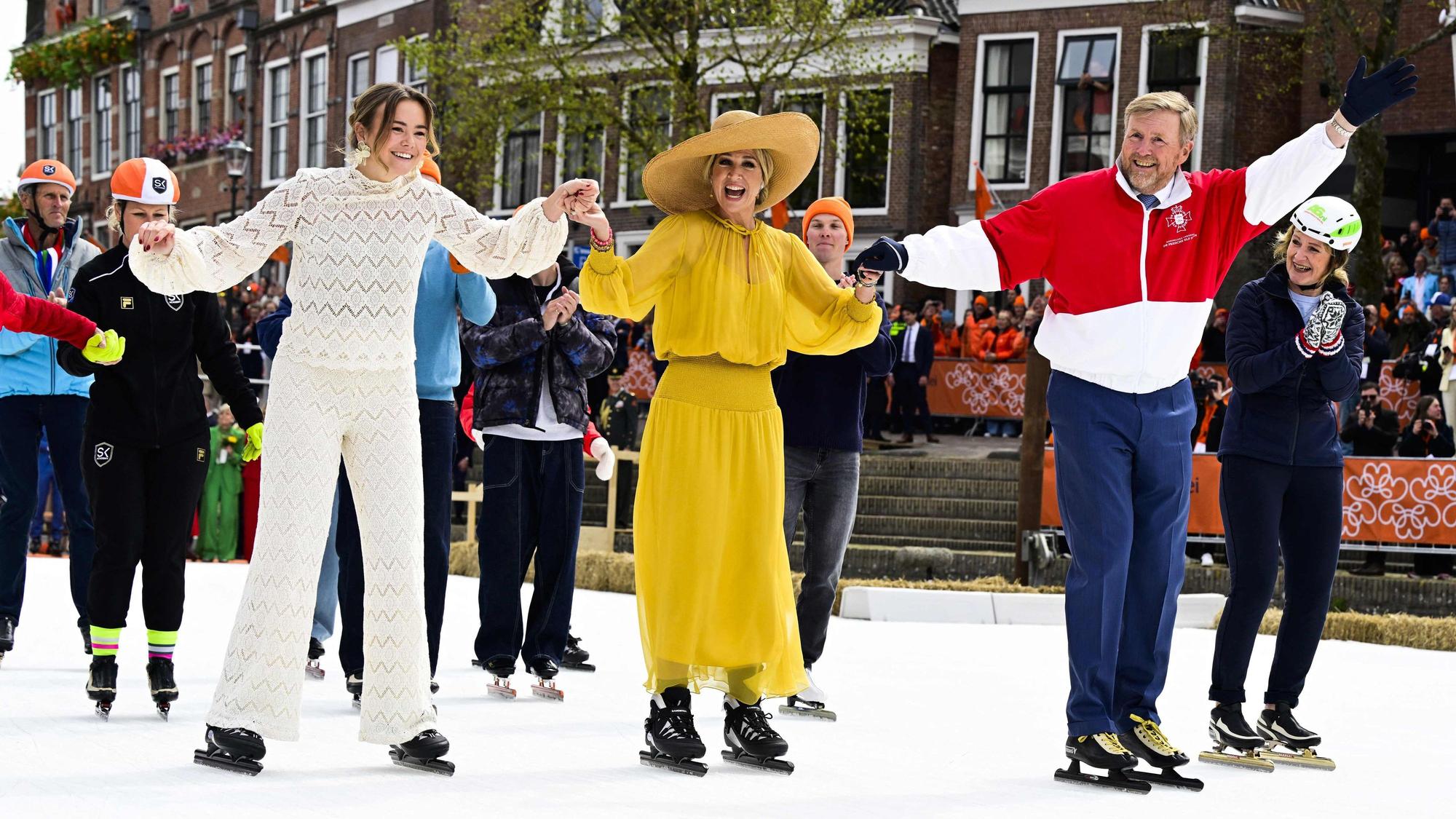 Prinzessin Ariane (links), Königin Máxima (Mitte) und König Willem-Alexander (rechts) laufen während der Feierlichkeiten zum „Koningsdag“ am 27. April 2026 in Dokkum Schlittschuh.