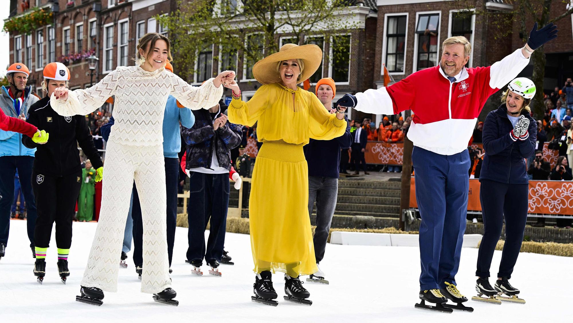 Prinzessin Ariane (links), Königin Máxima (Mitte) und König Willem-Alexander (rechts) laufen während der Feierlichkeiten zum „Koningsdag“ am 27. April 2026 in Dokkum Schlittschuh.