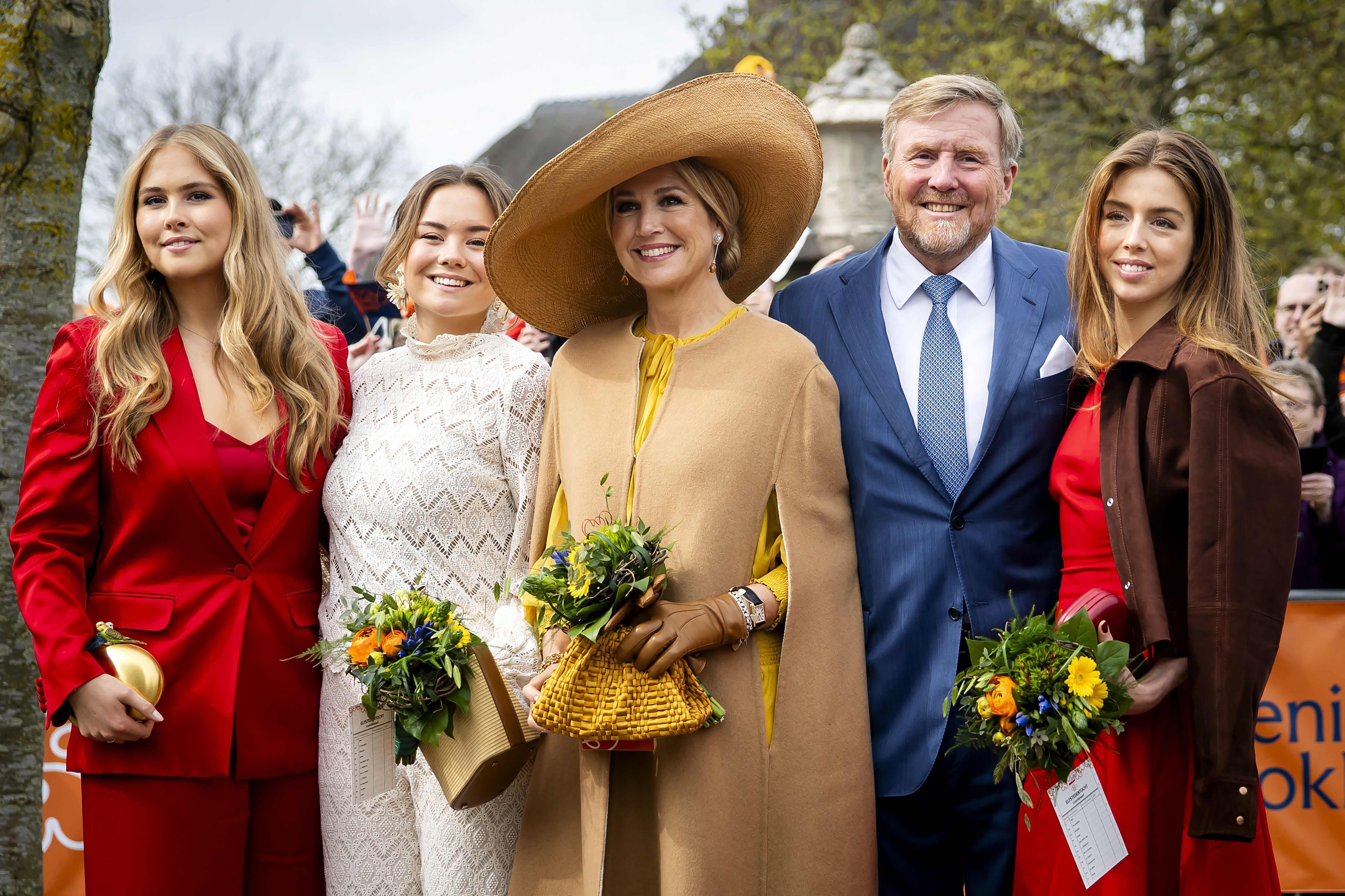 Prinzessin Amalia, Prinzessin Ariane, Königin Máxima, König Willem-Alexander und Prinzessin Alexia posieren.