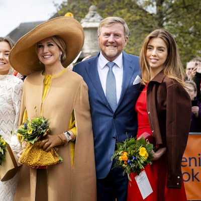 Prinzessin Amalia, Prinzessin Ariane, Königin Máxima, König Willem-Alexander und Prinzessin Alexia posieren.