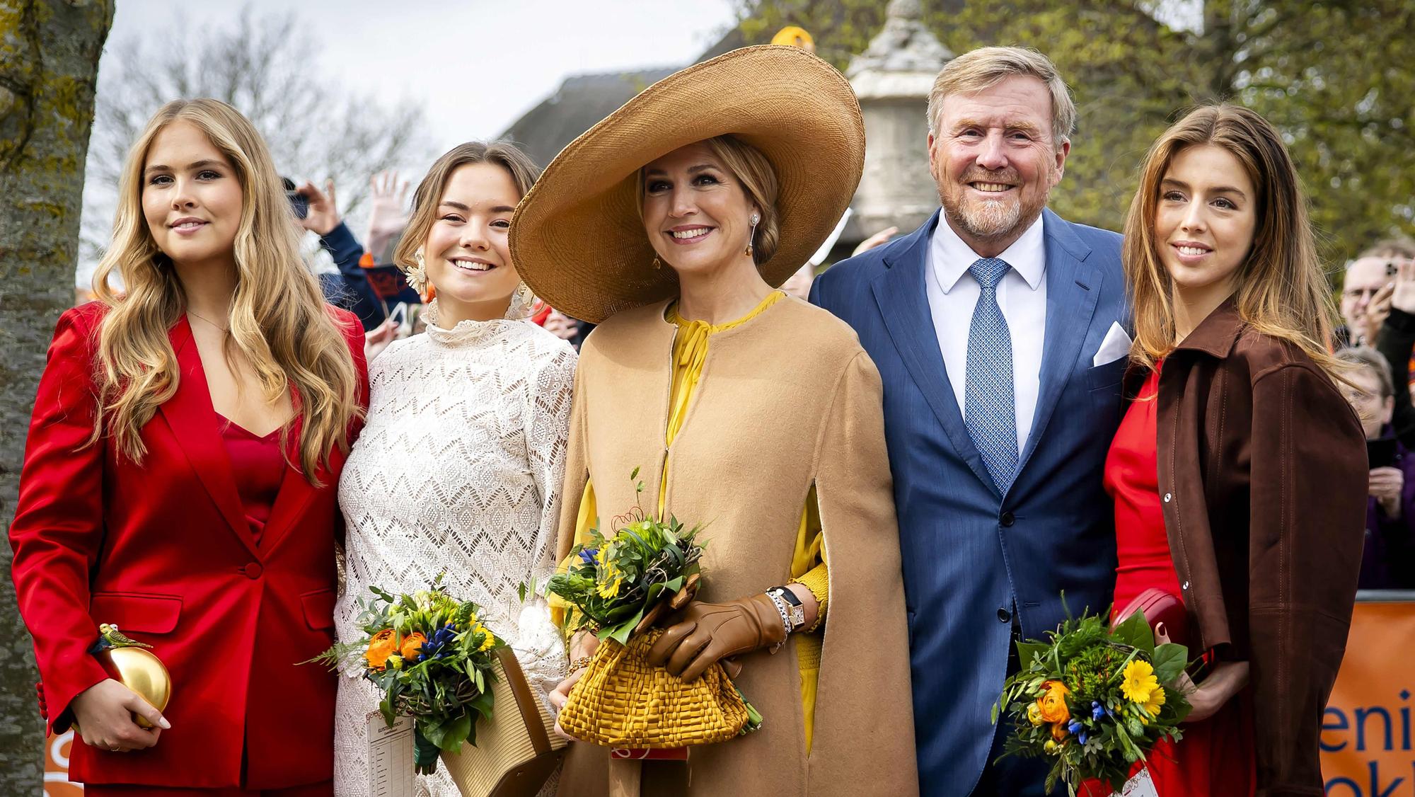 Prinzessin Amalia, Prinzessin Ariane, Königin Máxima, König Willem-Alexander und Prinzessin Alexia posieren.