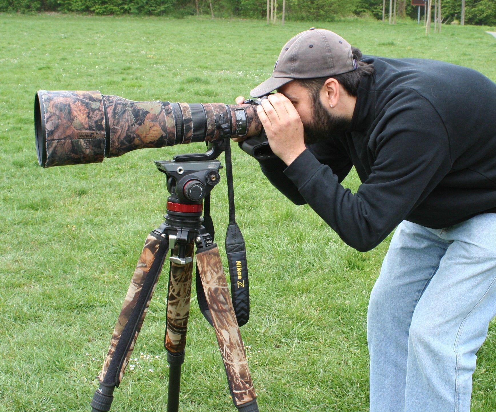 Tag des Wolfes in der Naturschule Aggerbogen, Sogar Kamera und Teleobjektiv des Naturfotografen Alessando Sgró haben ein Tarnmuster.