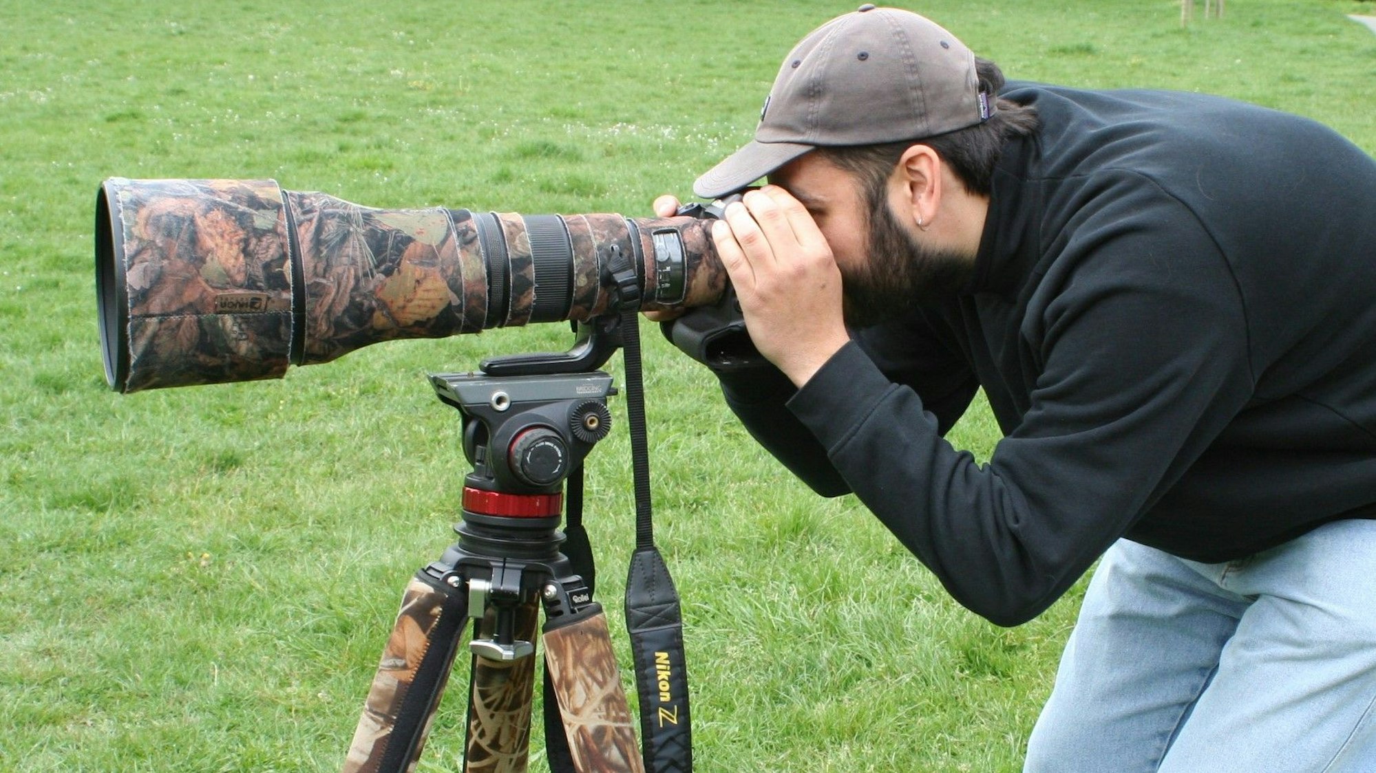Tag des Wolfes in der Naturschule Aggerbogen, Sogar Kamera und Teleobjektiv des Naturfotografen Alessando Sgró haben ein Tarnmuster.