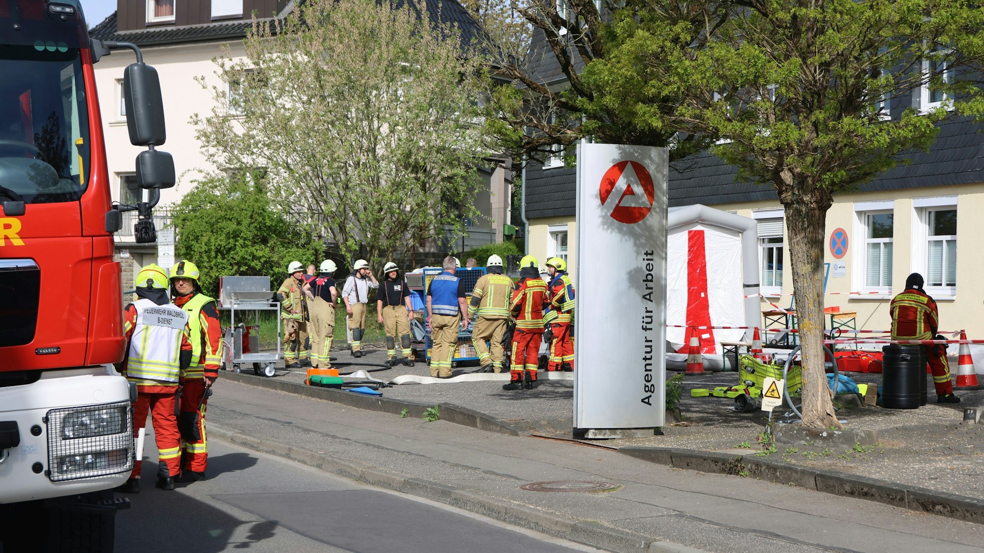 Auch die Dekontaminationseinheit der Reichshofer Feuerwehr ist angerückt