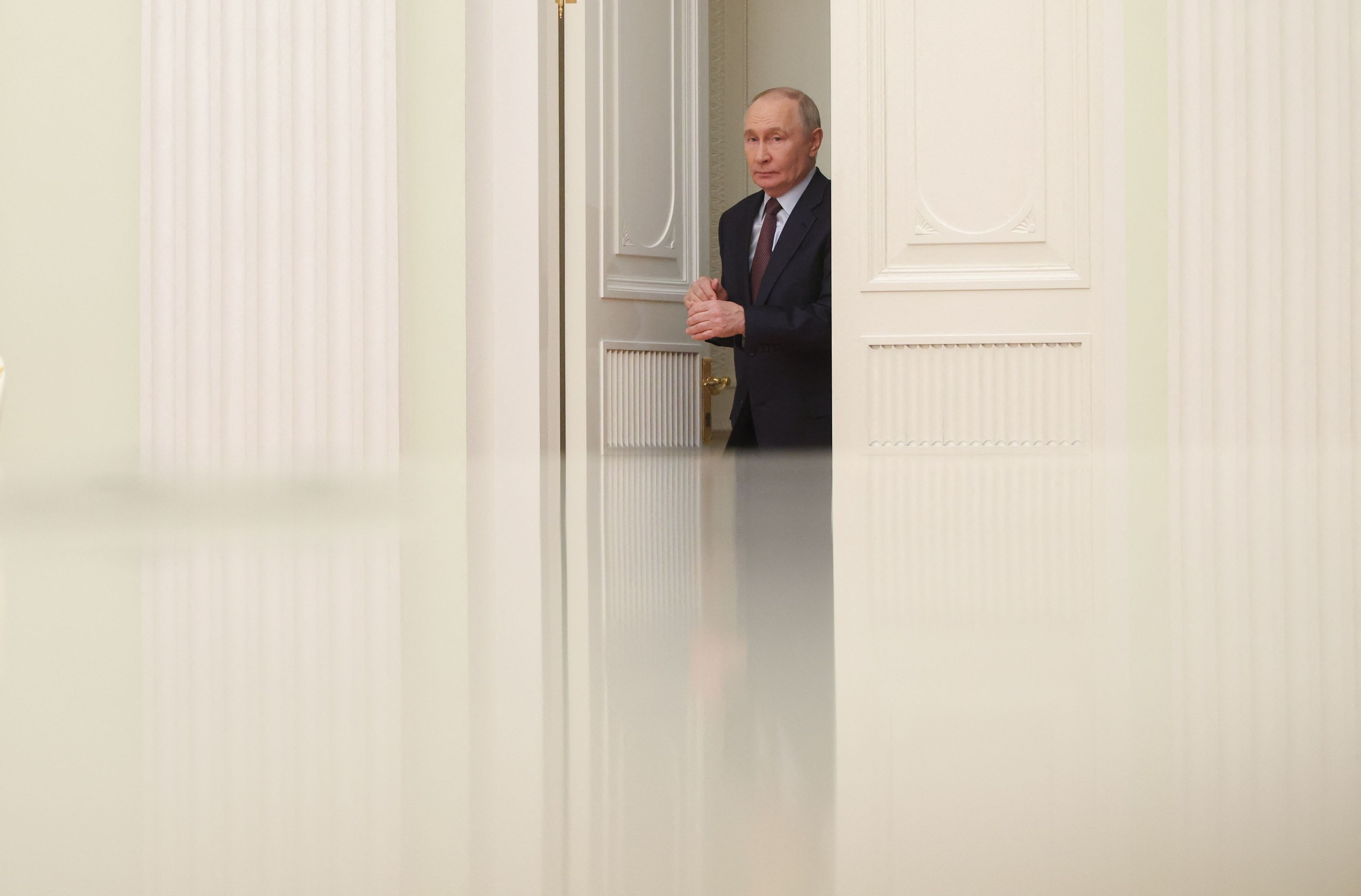 Russlands Machthaber Wladimir Putin betritt einen Raum im Kreml. (Archivbild)