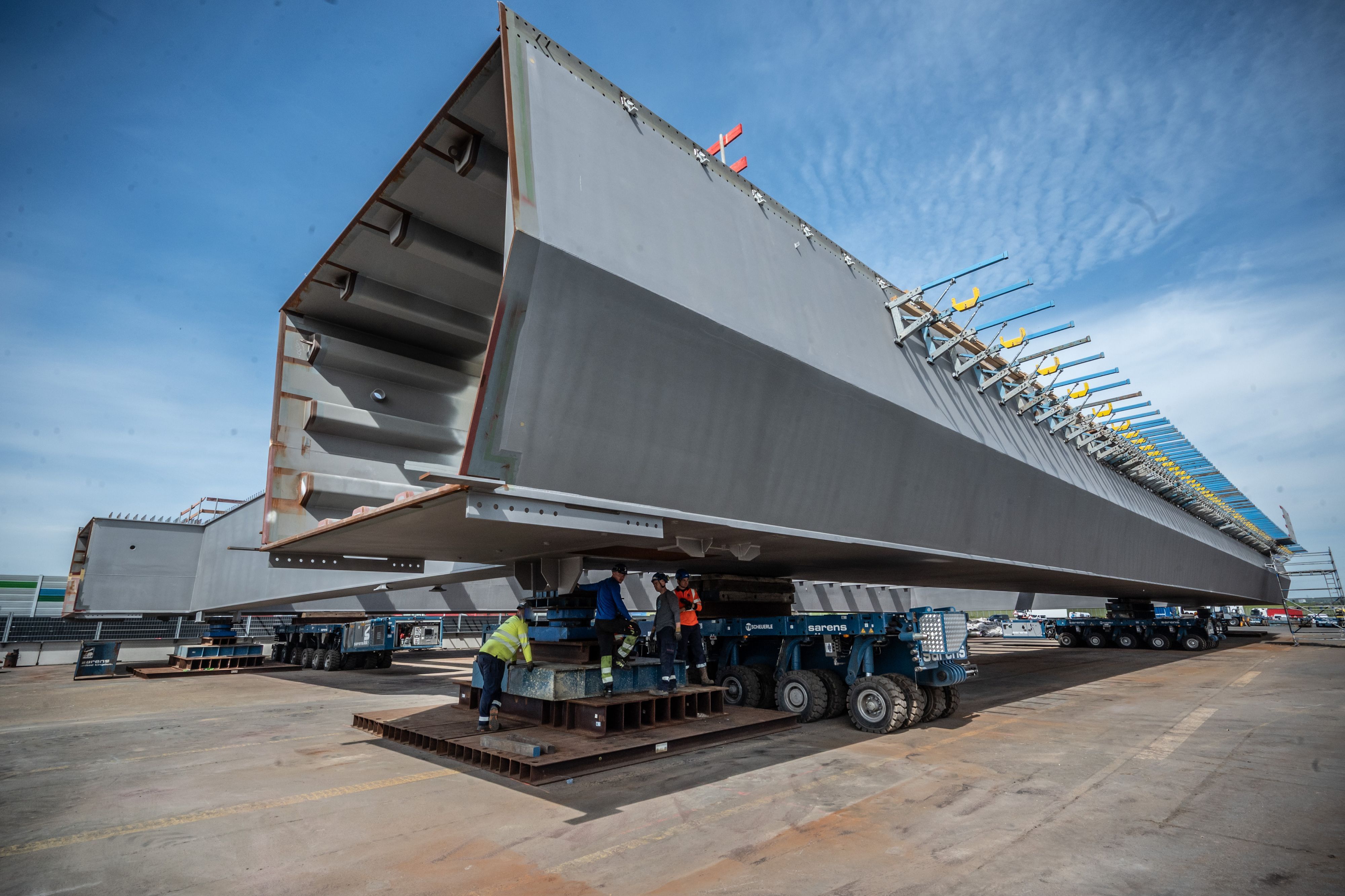 Autobahnbrücke: Am großen Stahlelement für die zweite Brücke wurde die Verhüllung entfernt. Es liegt zurzeit noch aufgebockt auf der zukünftigen Fahrbahn. Bild: Ralf Krieger